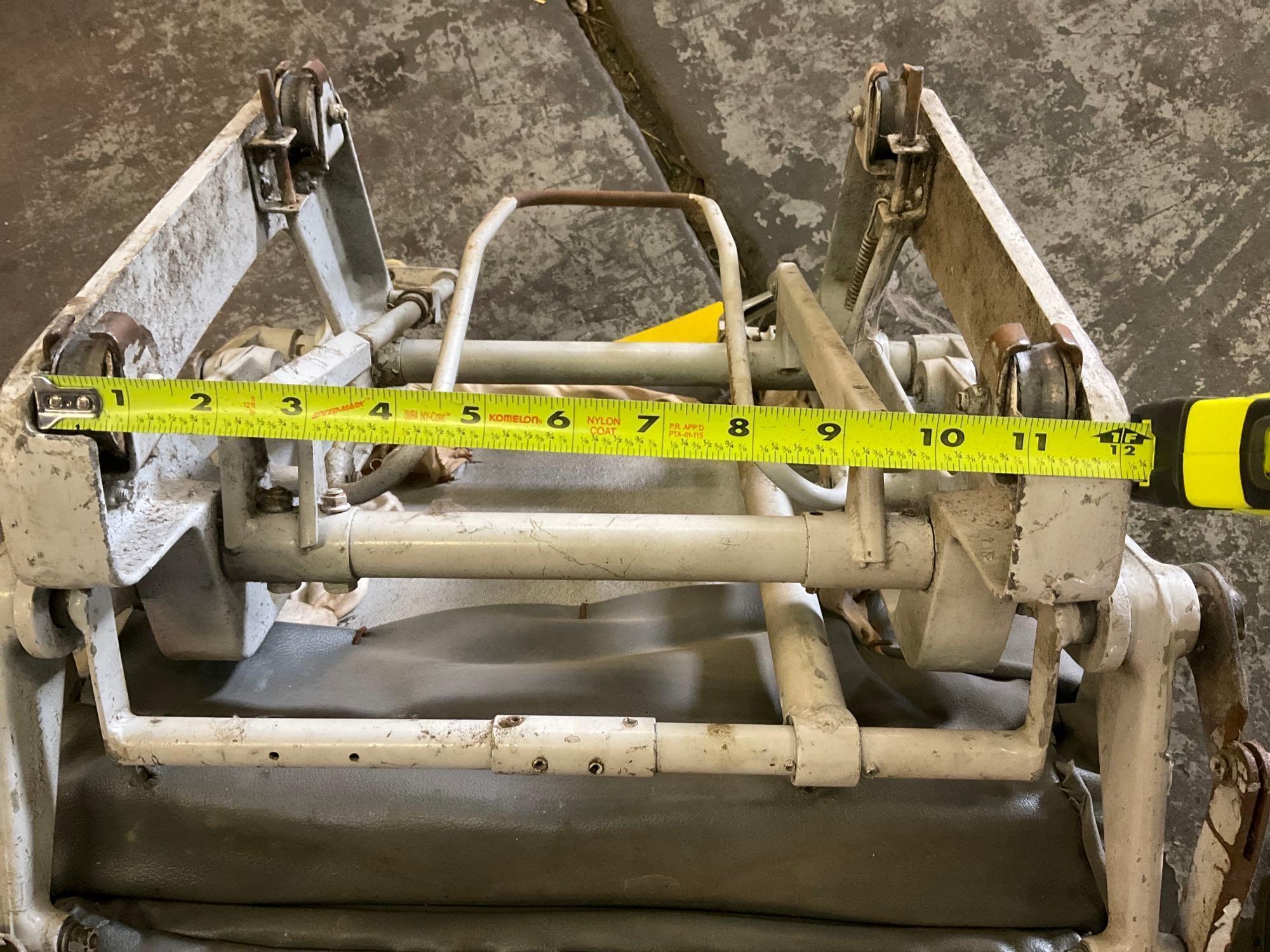 CESSNA SEAT SET (1 IS ARTICULATING)