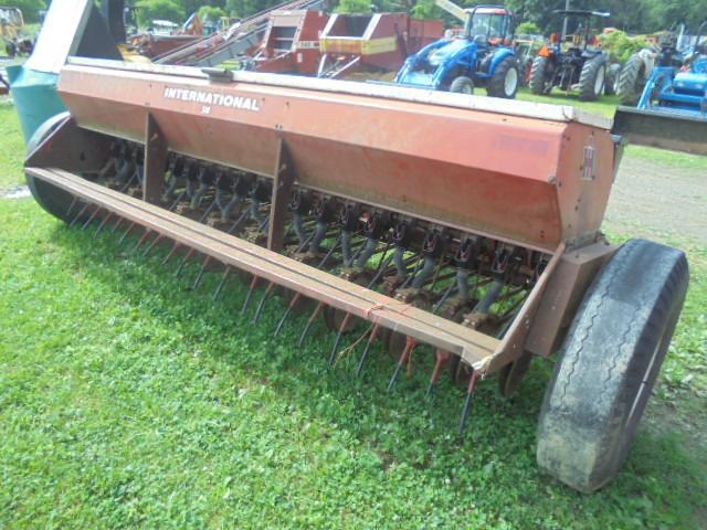 International 510 Grain Drill, Grass Seed, Double Disc, 21 Run, Farm Line F