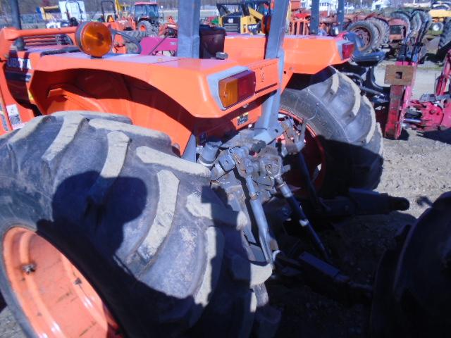 Kubota M9000 4wd Tractor w/ Loader, Hydraulic Shuttle, Rear Remotes, Nice C