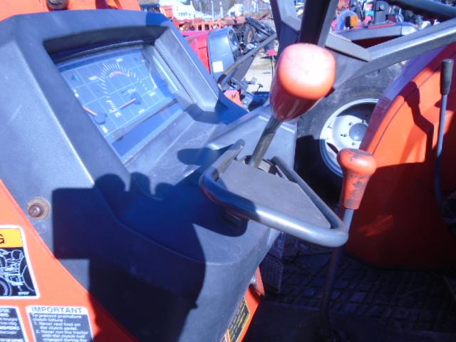Kubota M9000 4wd Tractor w/ Loader, Hydraulic Shuttle, Rear Remotes, Nice C