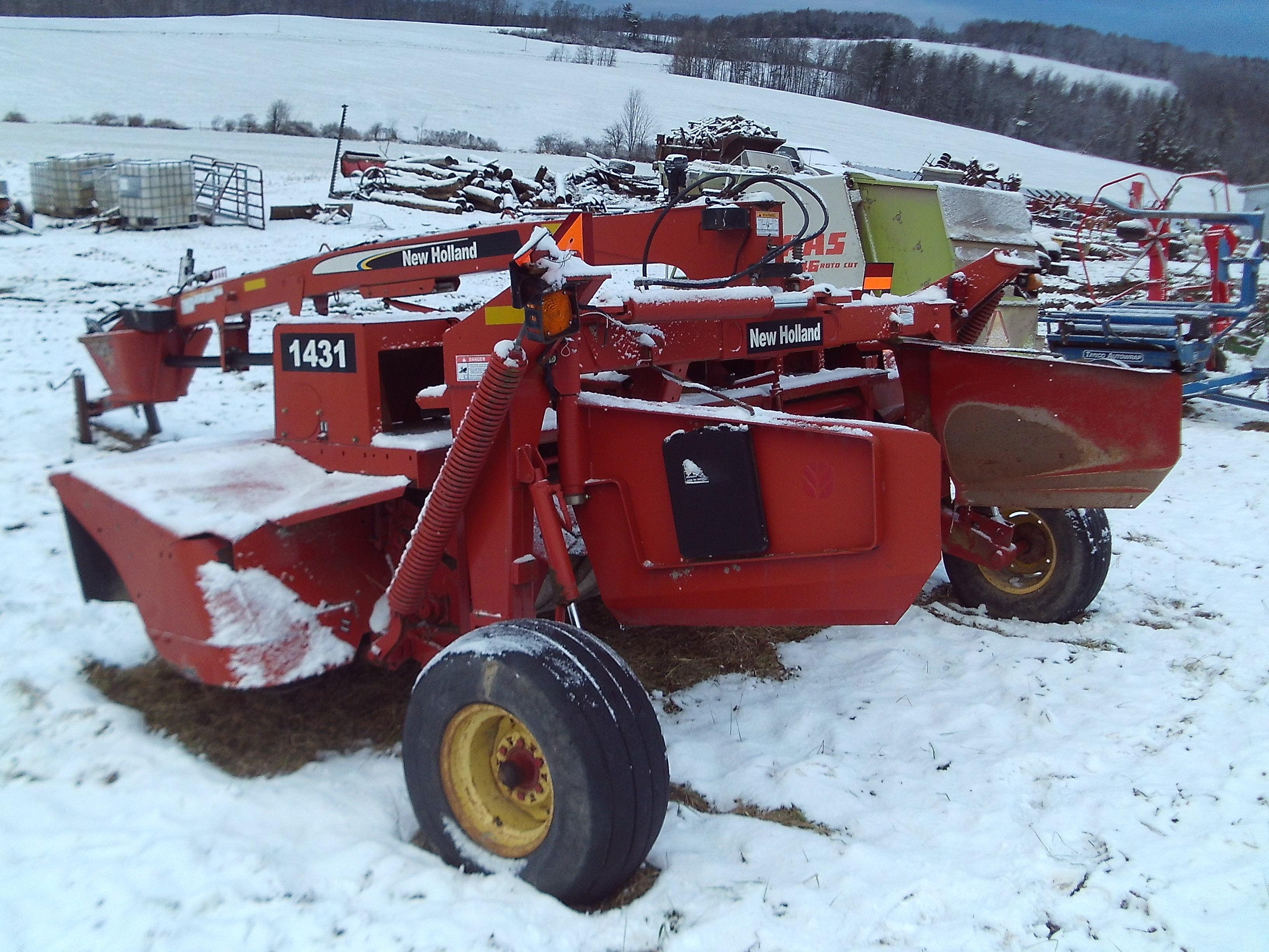New Holland 1431 Center Pivot Discbine, Drawbar Hookup, Rubber Roller Condi