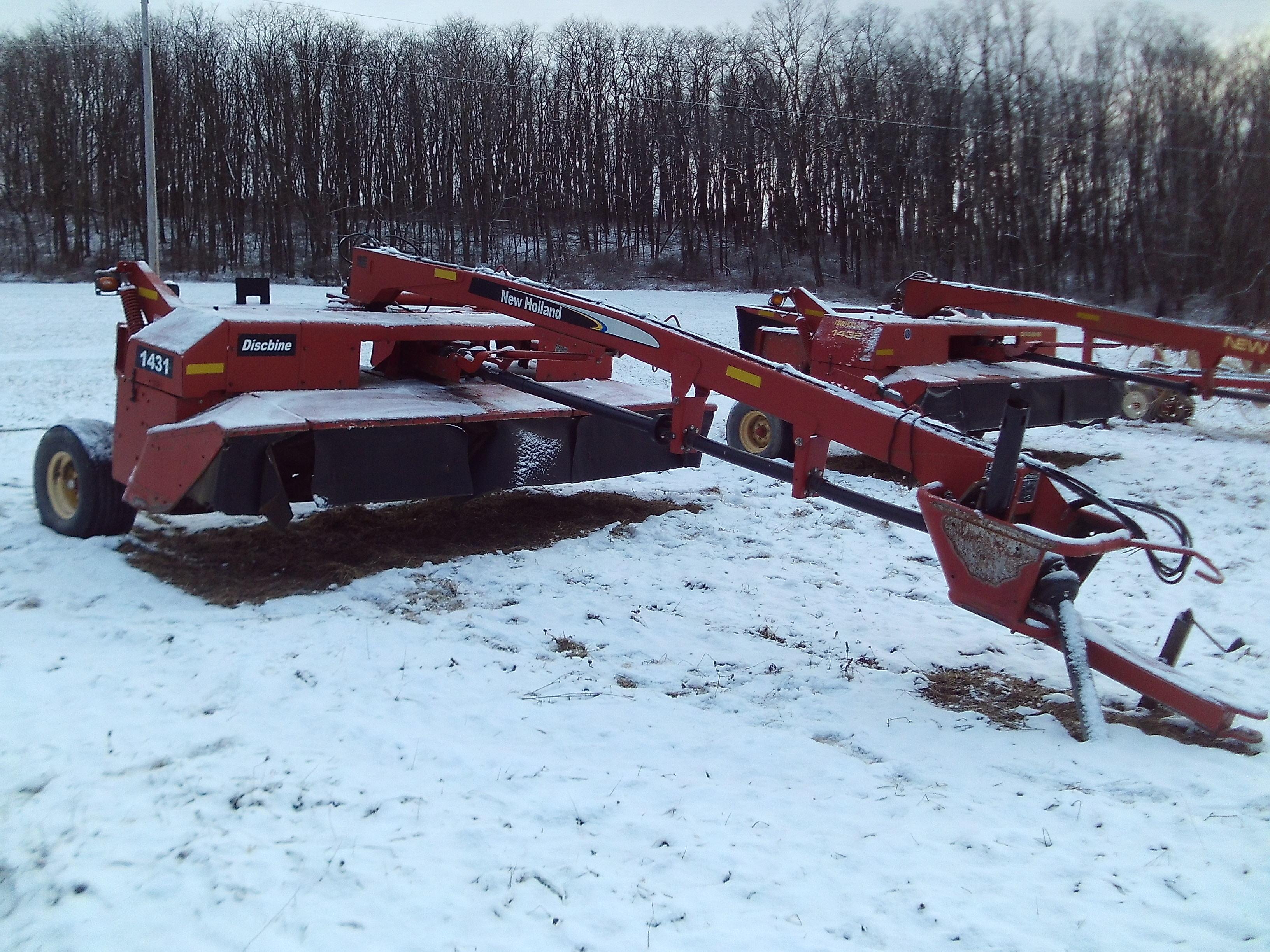 New Holland 1431 Center Pivot Discbine, Drawbar Hookup, Rubber Roller Condi