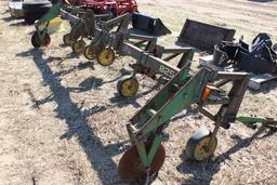John Deere 825 6 Row 3pt Cultivator