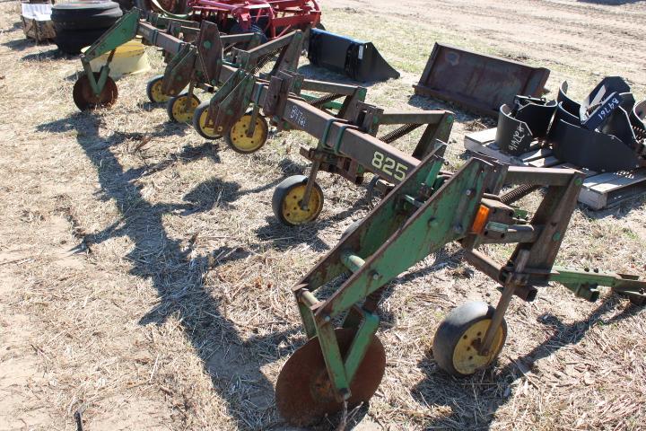 John Deere 825 6 Row 3pt Cultivator