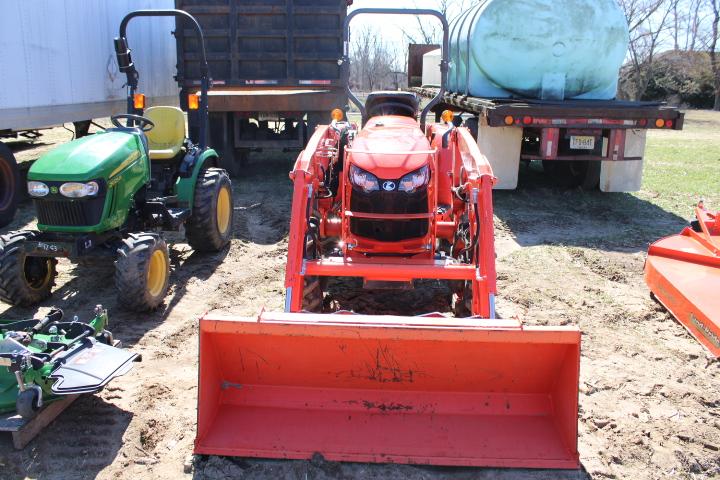 Kubota L3302 4wd Compact Tractor w/ LA525 Loader, ONLY 107 HOURS & REMAININ