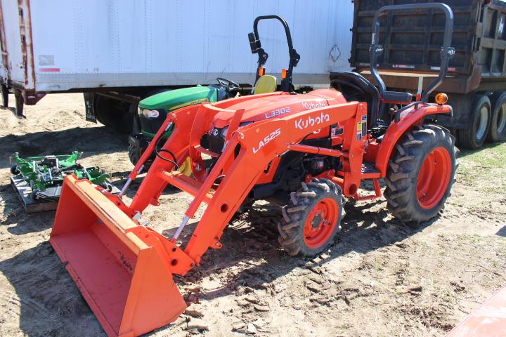 Kubota L3302 4wd Compact Tractor w/ LA525 Loader, ONLY 107 HOURS & REMAININ