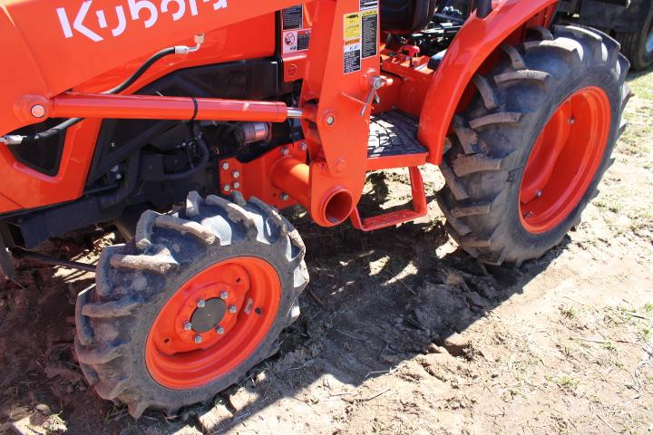 Kubota L3302 4wd Compact Tractor w/ LA525 Loader, ONLY 107 HOURS & REMAININ