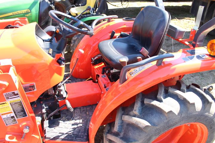 Kubota L3302 4wd Compact Tractor w/ LA525 Loader, ONLY 107 HOURS & REMAININ