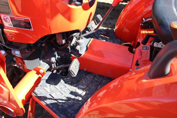 Kubota L3302 4wd Compact Tractor w/ LA525 Loader, ONLY 107 HOURS & REMAININ