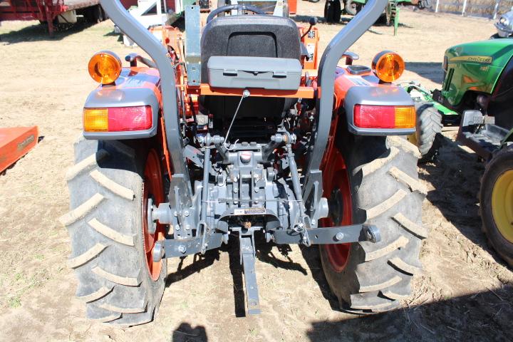 Kubota L3302 4wd Compact Tractor w/ LA525 Loader, ONLY 107 HOURS & REMAININ