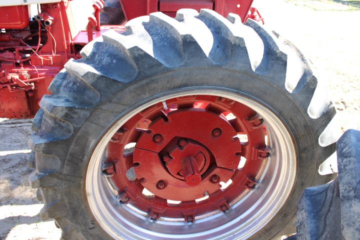 International 706 Gas Tractor, 15.5-38 Tires, Dual Pto, 3pt, Working TA, Wh
