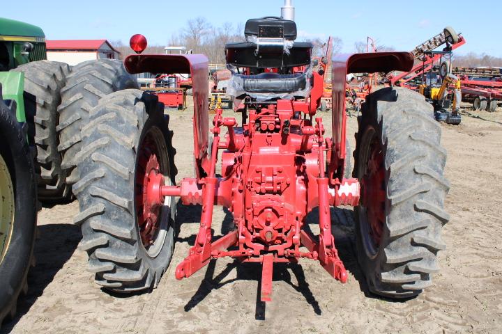 International 706 Gas Tractor, 15.5-38 Tires, Dual Pto, 3pt, Working TA, Wh