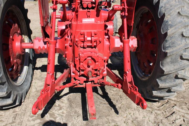 International 706 Gas Tractor, 15.5-38 Tires, Dual Pto, 3pt, Working TA, Wh