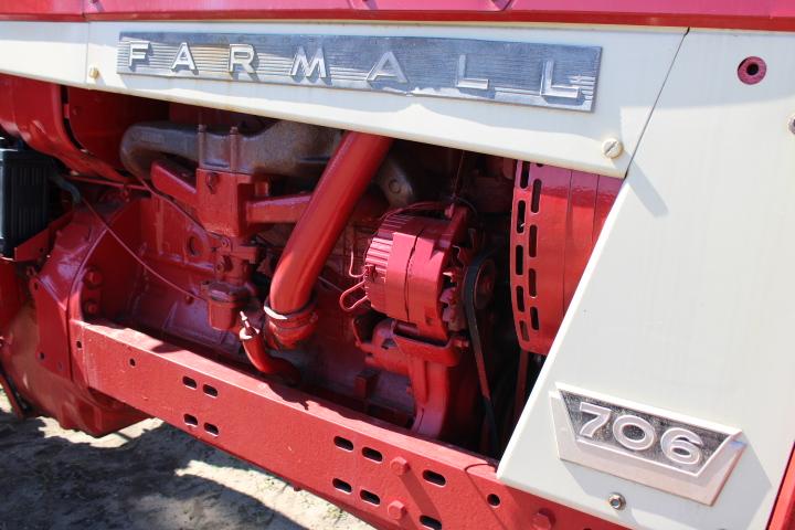 International 706 Gas Tractor, 15.5-38 Tires, Dual Pto, 3pt, Working TA, Wh