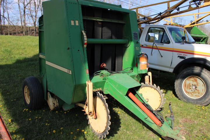 John Deere 330 Round Baler w/ Gathering Wheels