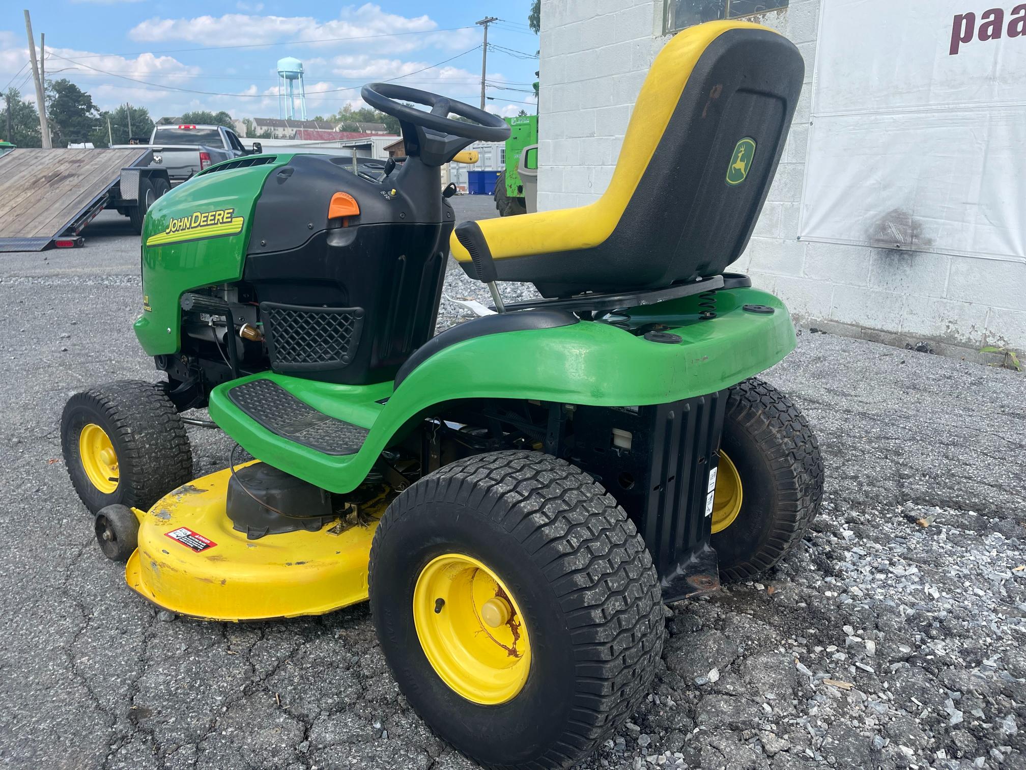 John Deere L111 42" Hydrostatic Riding Mower