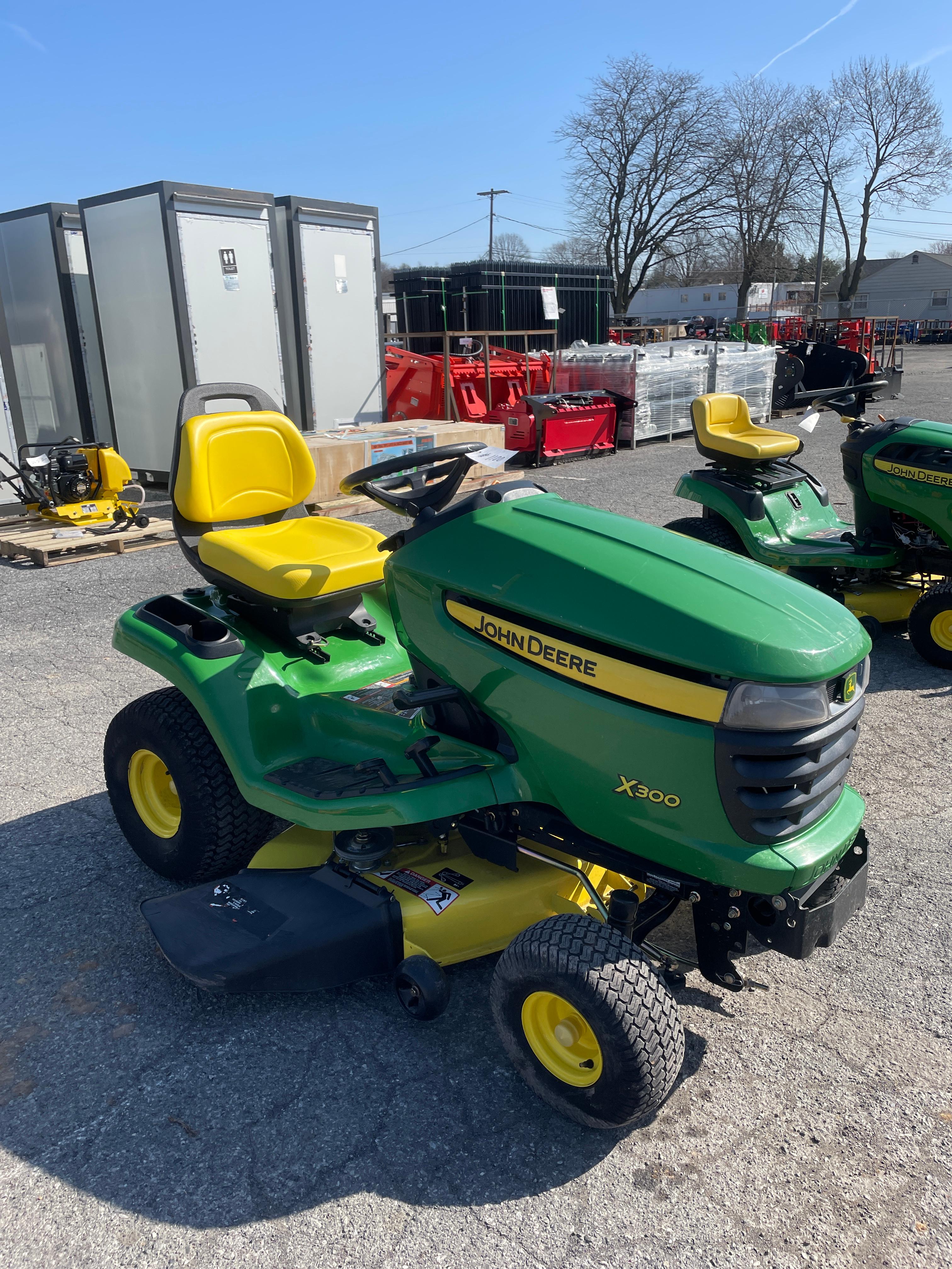 John Deere X300 42" Hydrostatic Riding Mower