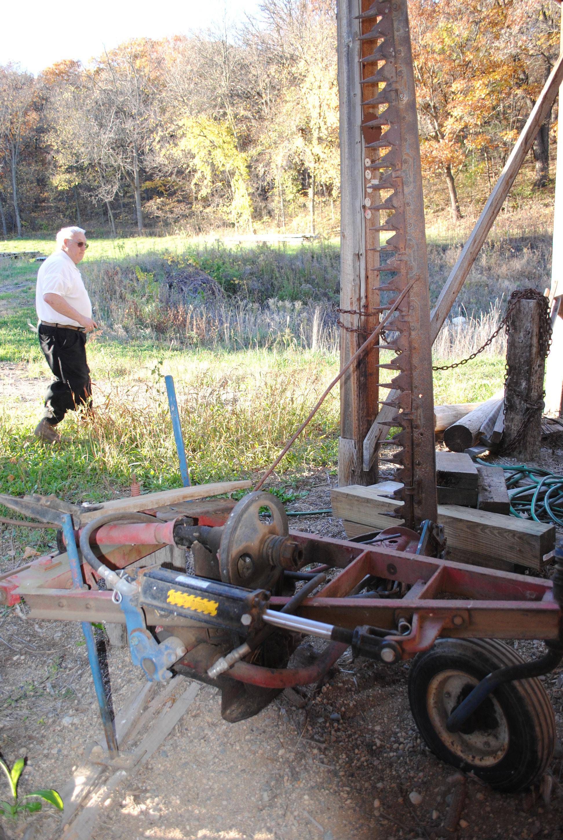 IH (27V?) mower with hydraulic lift, 7' bar, new cylinder, draw bar mount, excellent condition