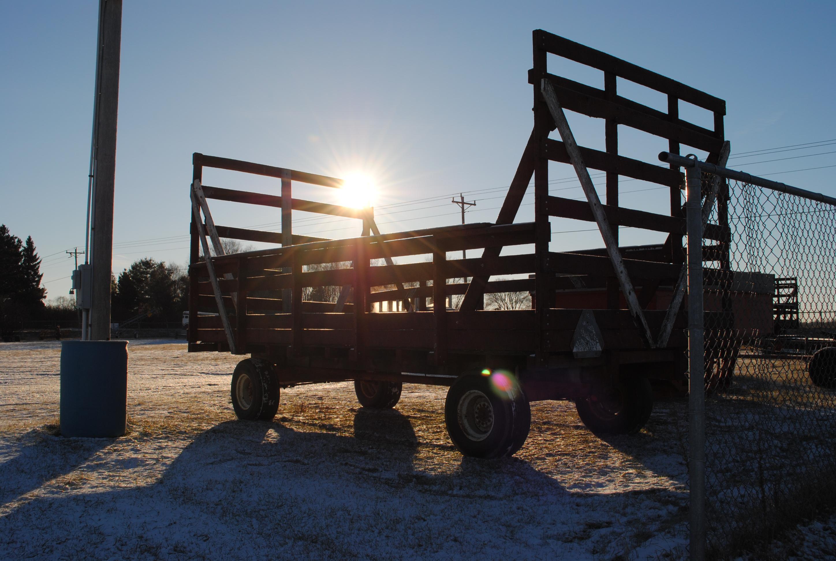 9'x18' Bundle wagon on Huskey running gear, with floatation tires