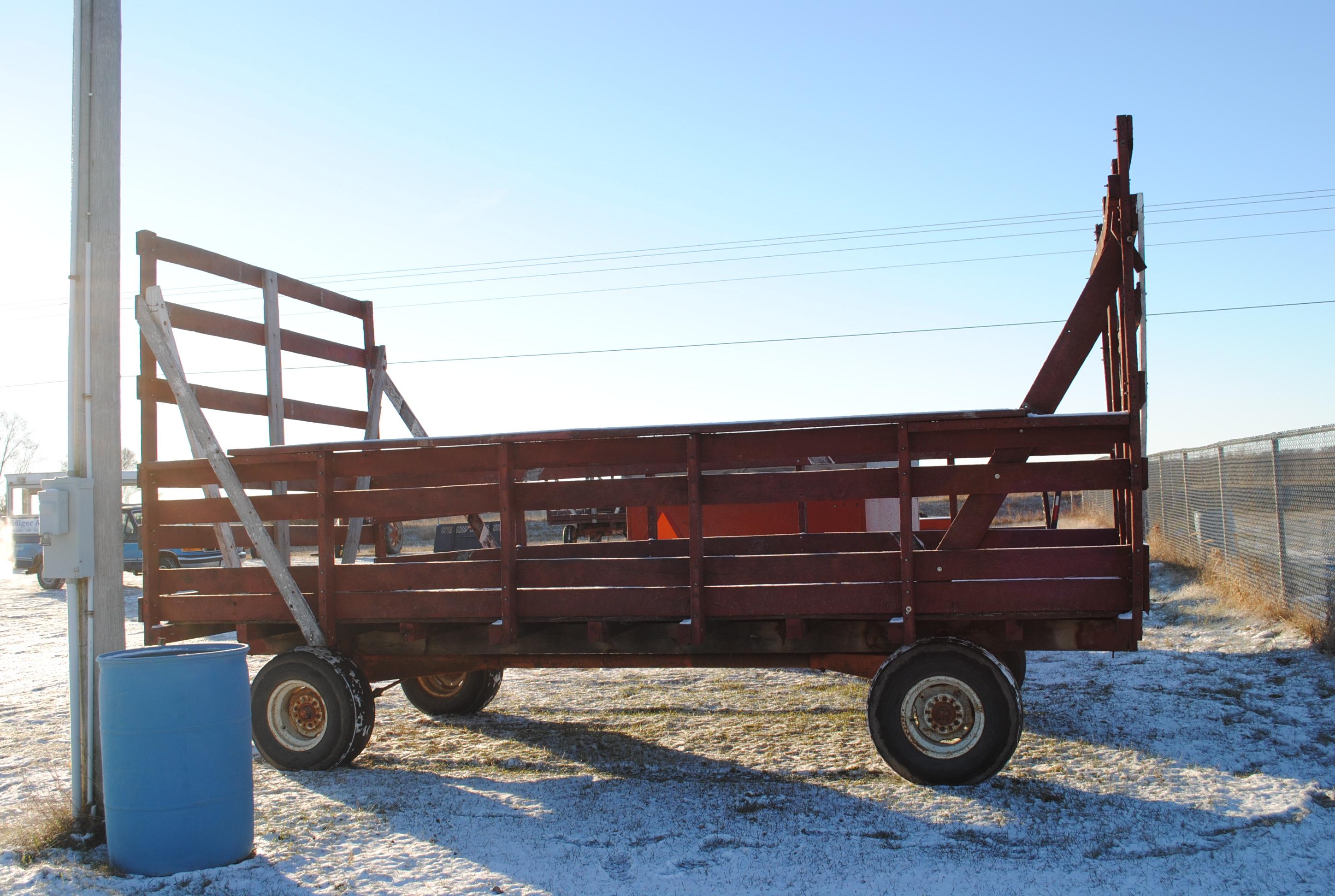9'x18' Bundle wagon on Huskey running gear, with floatation tires