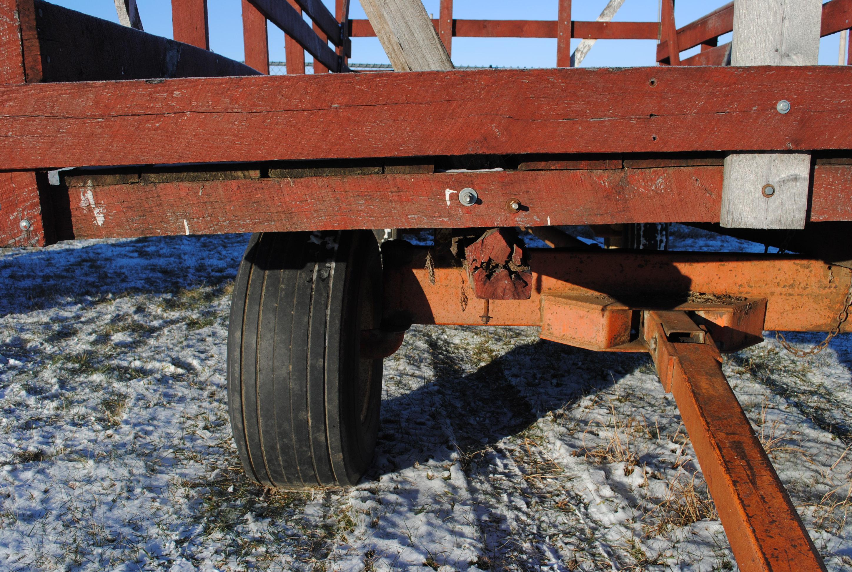 9'x18' Bundle wagon on Huskey running gear, with floatation tires