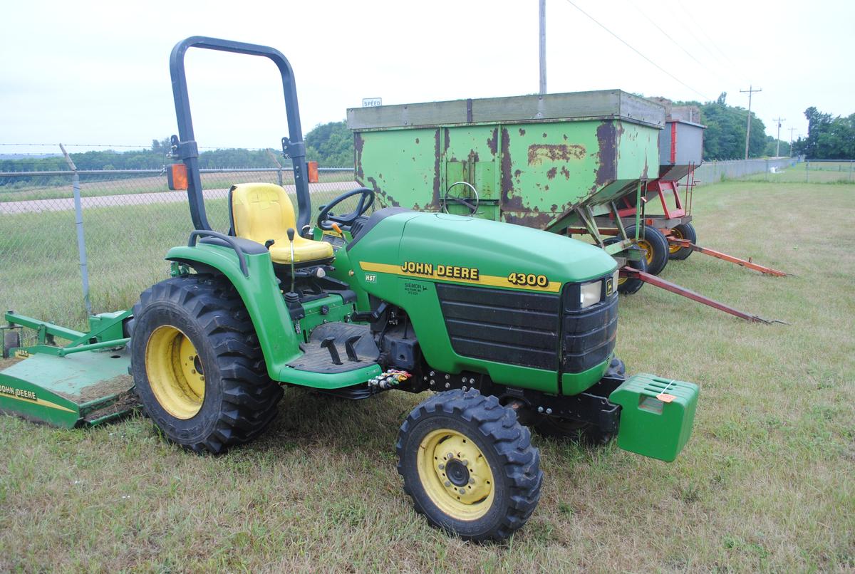 John Deere 4300 HST Utility Tractor, Front-wheel assist, 3-point, hydrostatic, mid-mount pto, has jo