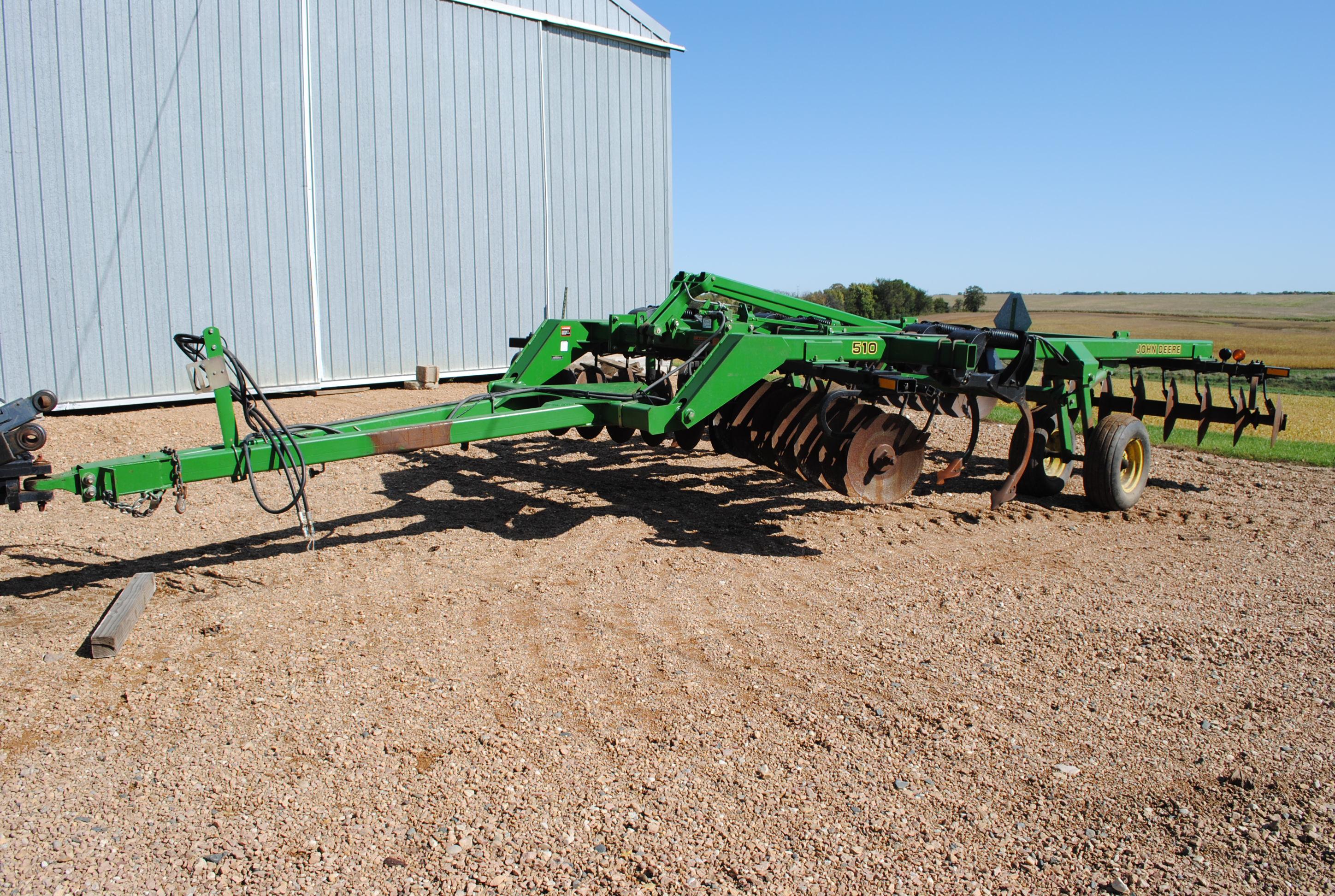 John Deere Model 510 5-shank ripper with front and rear discs, with disc cleaners, very nice conditi