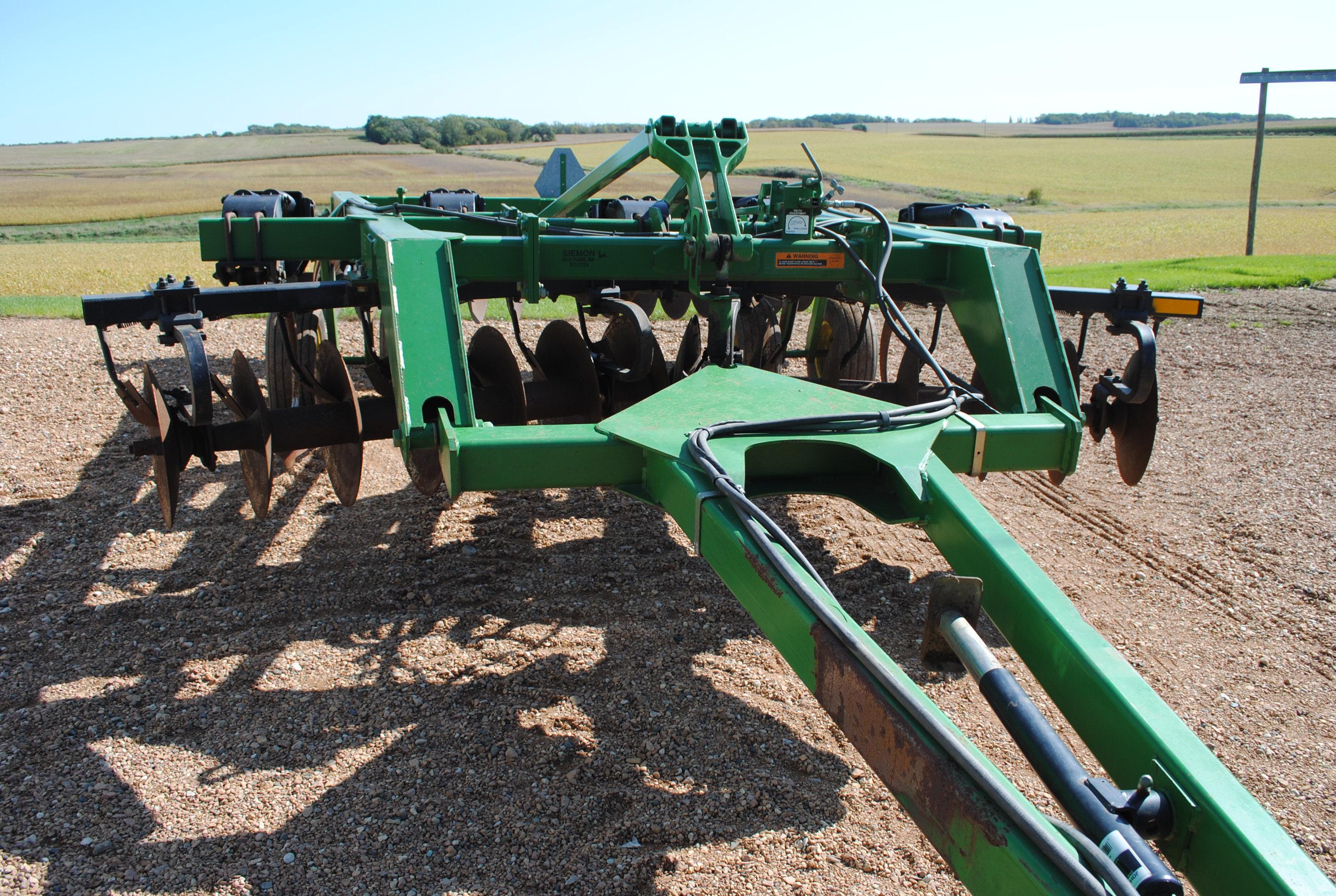 John Deere Model 510 5-shank ripper with front and rear discs, with disc cleaners, very nice conditi