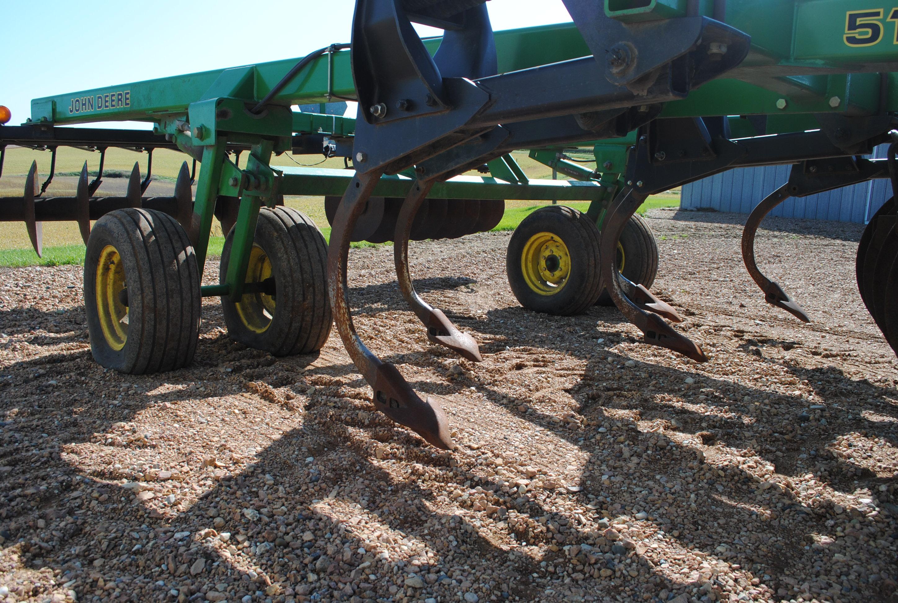 John Deere Model 510 5-shank ripper with front and rear discs, with disc cleaners, very nice conditi