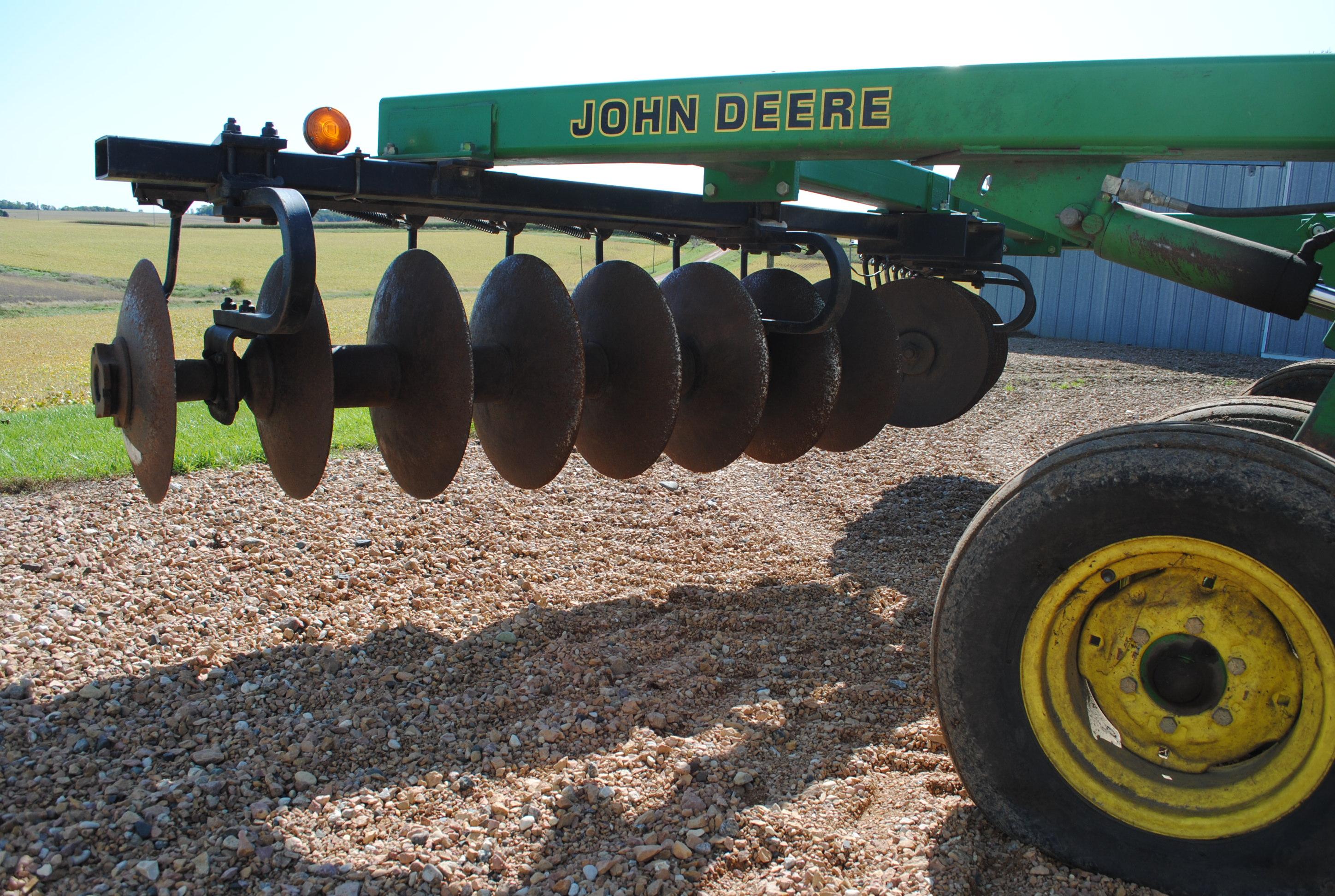 John Deere Model 510 5-shank ripper with front and rear discs, with disc cleaners, very nice conditi