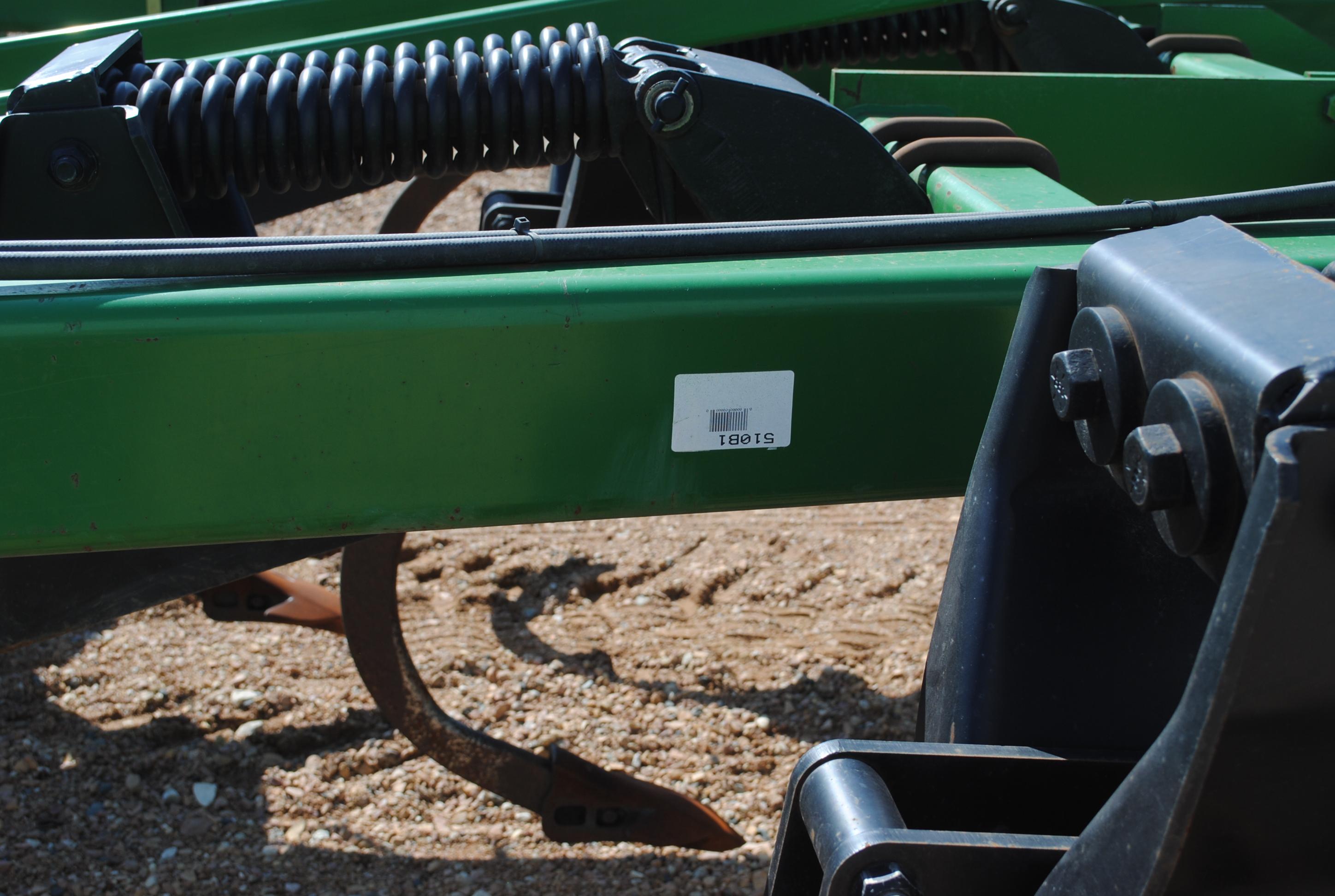 John Deere Model 510 5-shank ripper with front and rear discs, with disc cleaners, very nice conditi