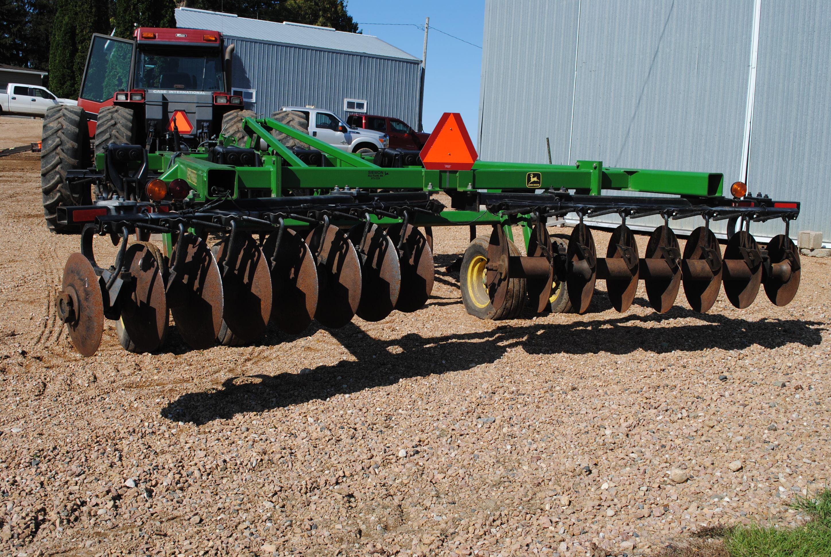 John Deere Model 510 5-shank ripper with front and rear discs, with disc cleaners, very nice conditi