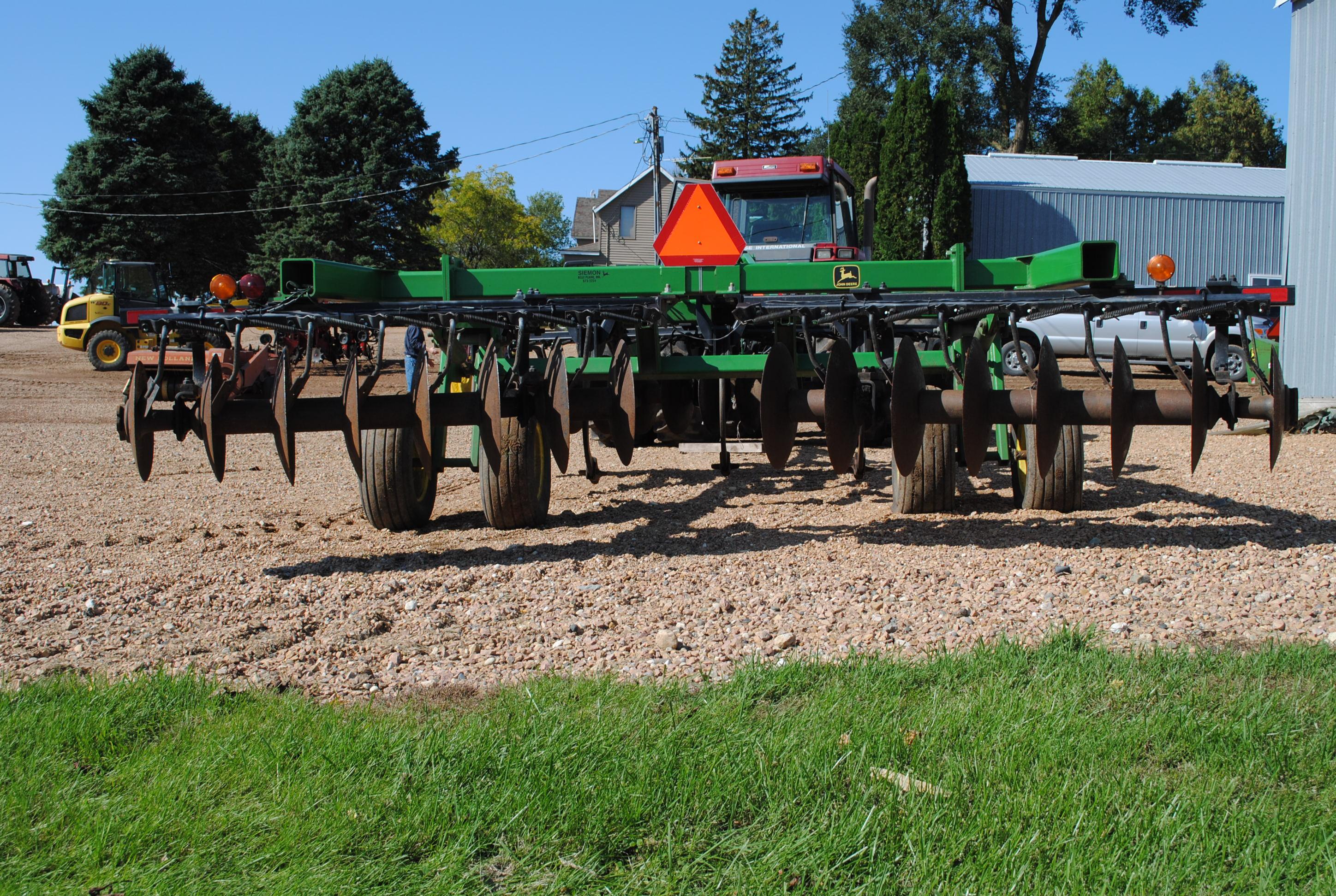 John Deere Model 510 5-shank ripper with front and rear discs, with disc cleaners, very nice conditi