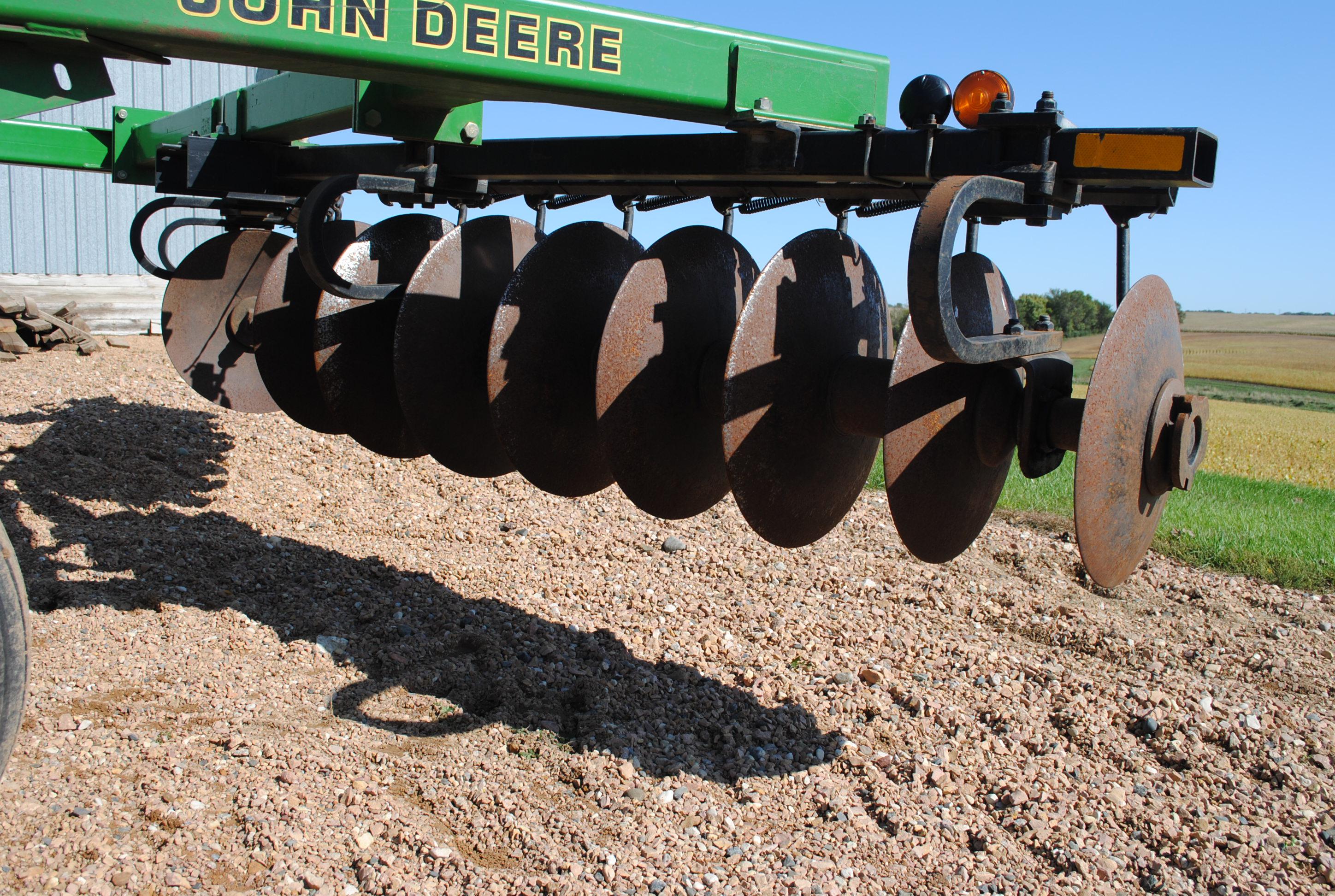 John Deere Model 510 5-shank ripper with front and rear discs, with disc cleaners, very nice conditi