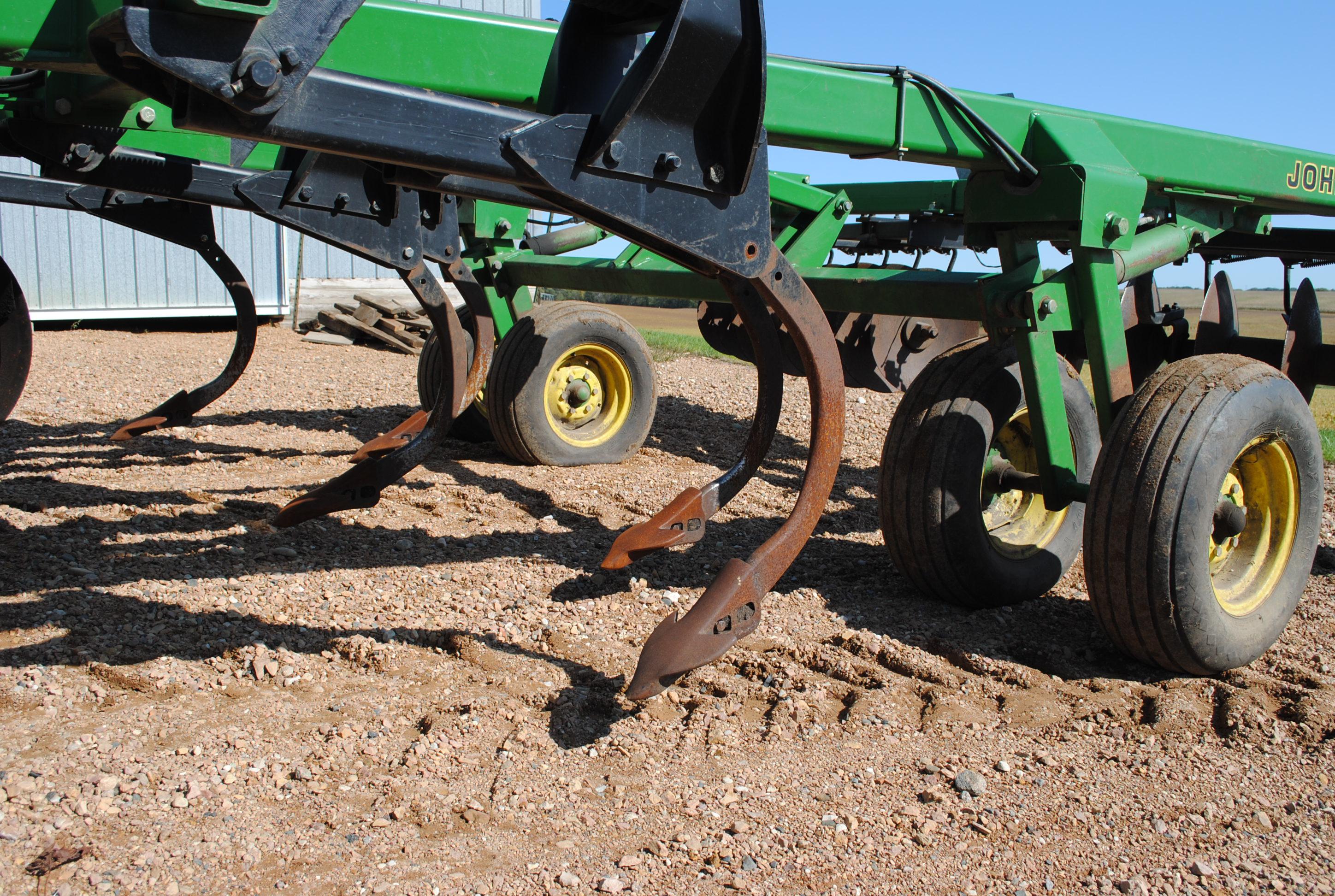 John Deere Model 510 5-shank ripper with front and rear discs, with disc cleaners, very nice conditi