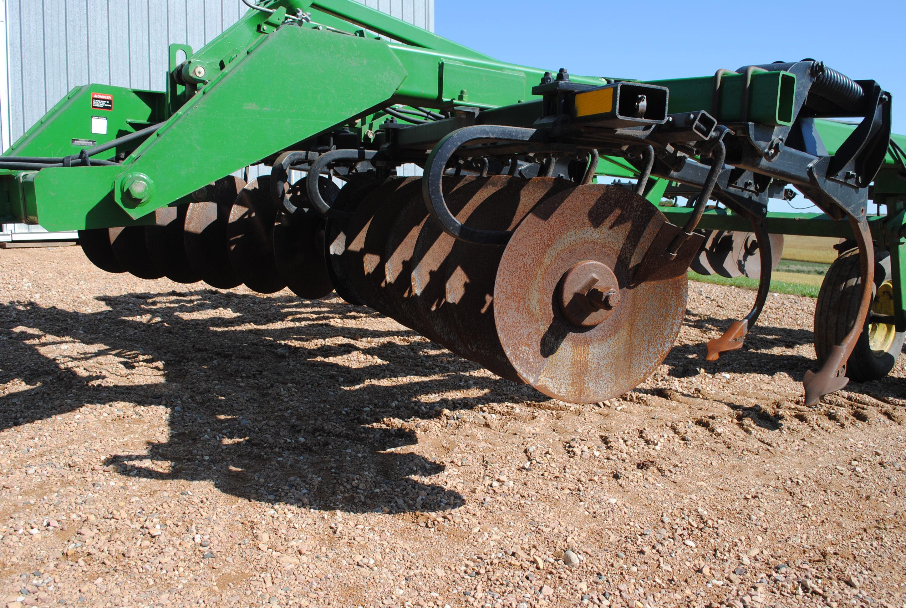 John Deere Model 510 5-shank ripper with front and rear discs, with disc cleaners, very nice conditi