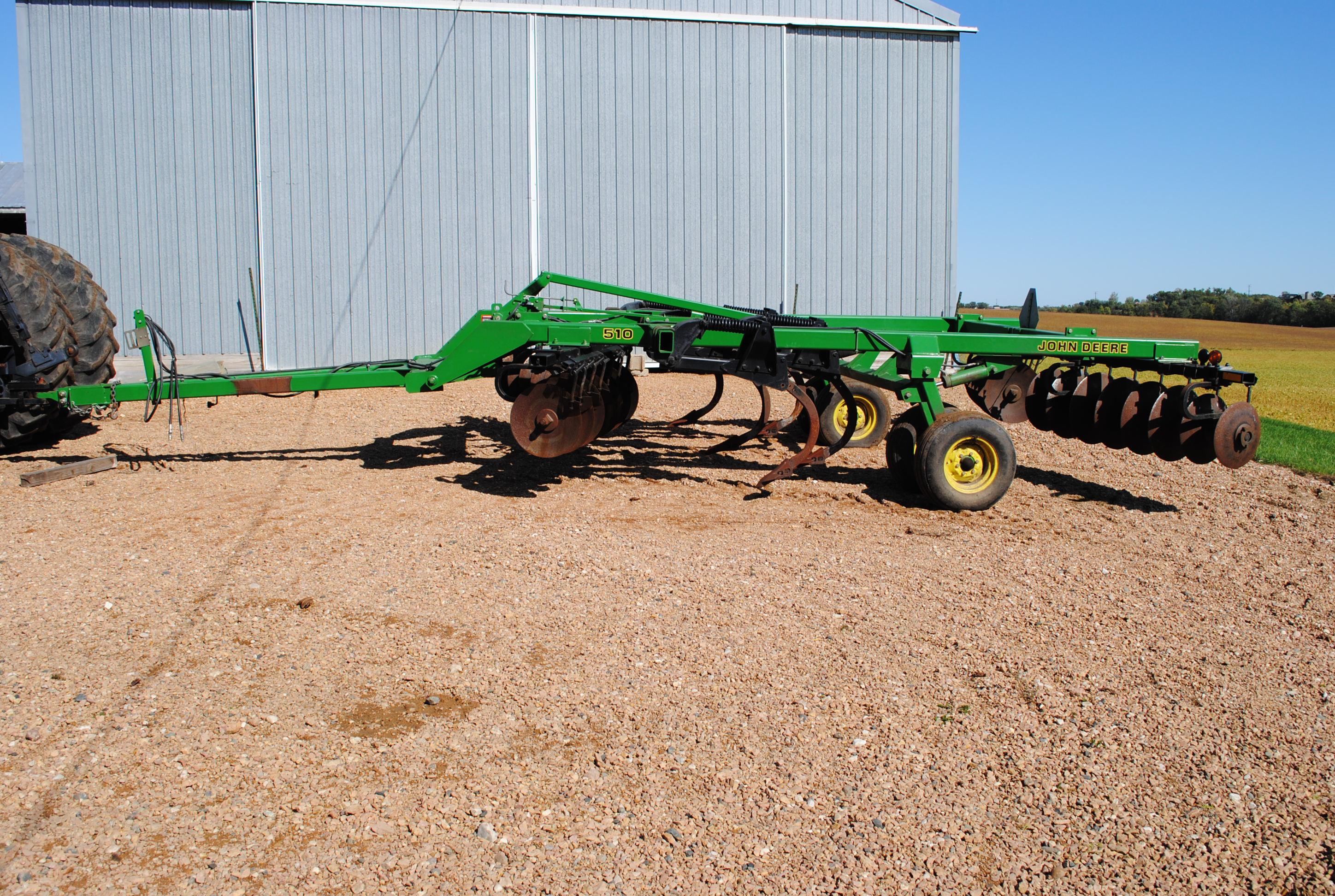 John Deere Model 510 5-shank ripper with front and rear discs, with disc cleaners, very nice conditi