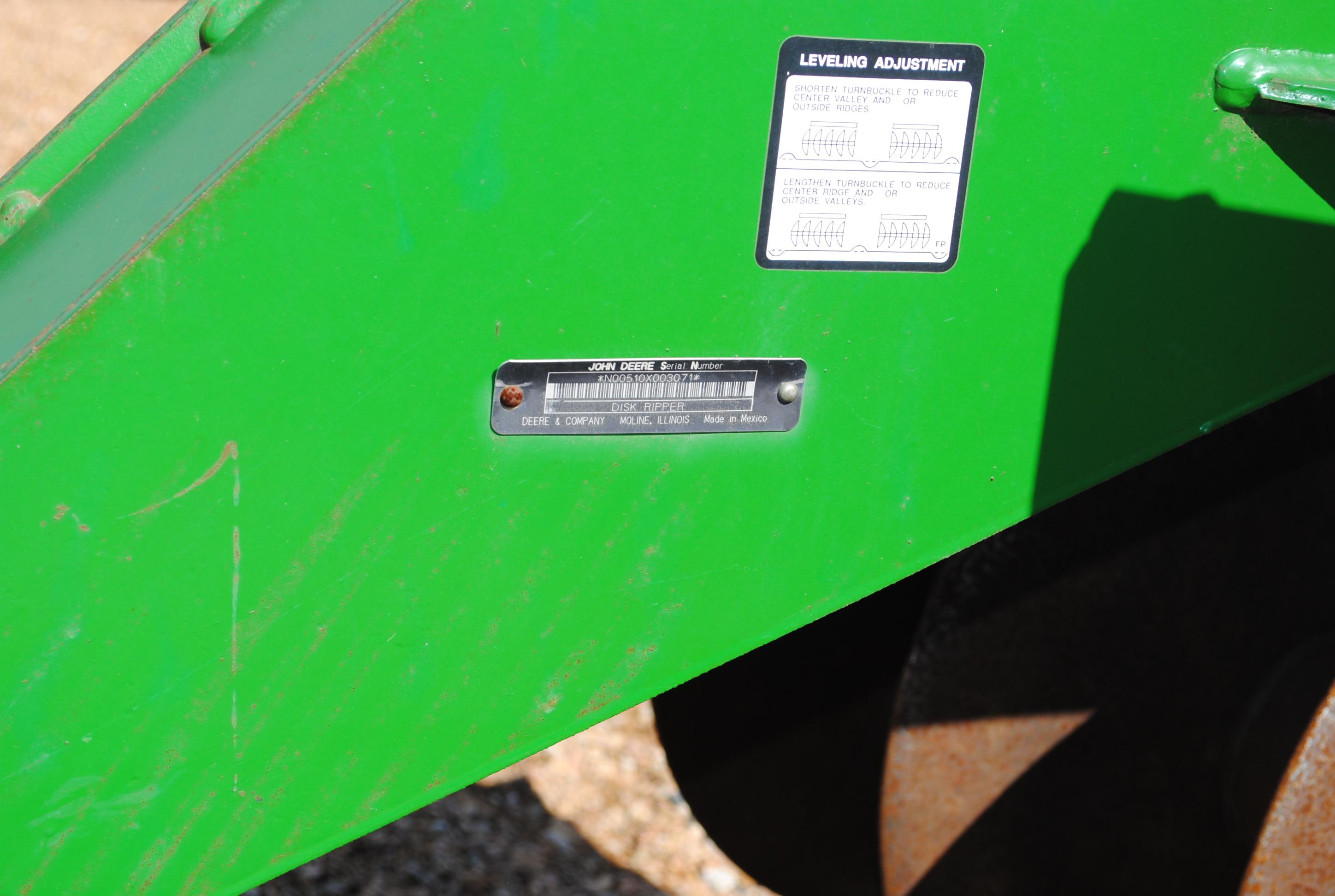John Deere Model 510 5-shank ripper with front and rear discs, with disc cleaners, very nice conditi