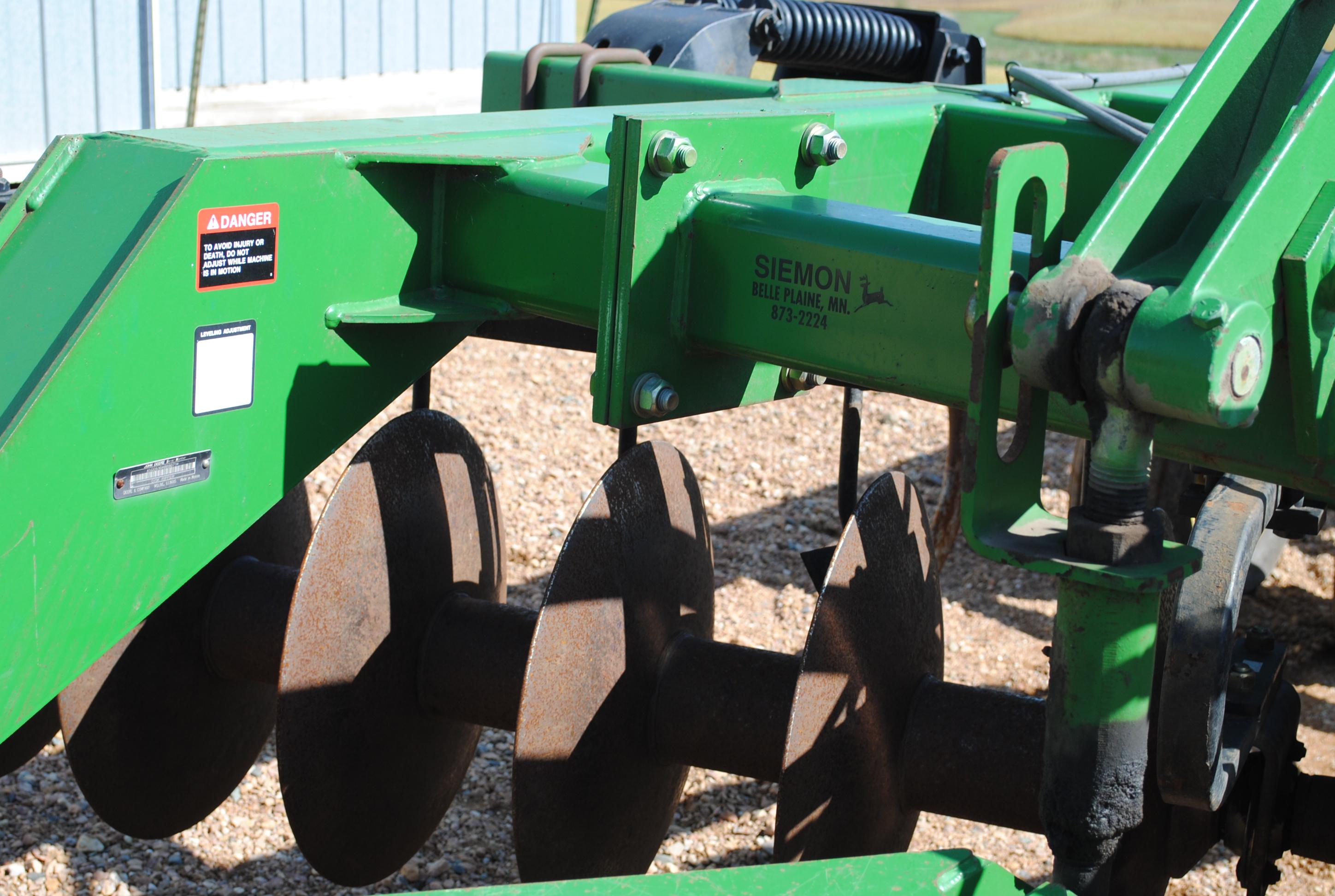 John Deere Model 510 5-shank ripper with front and rear discs, with disc cleaners, very nice conditi