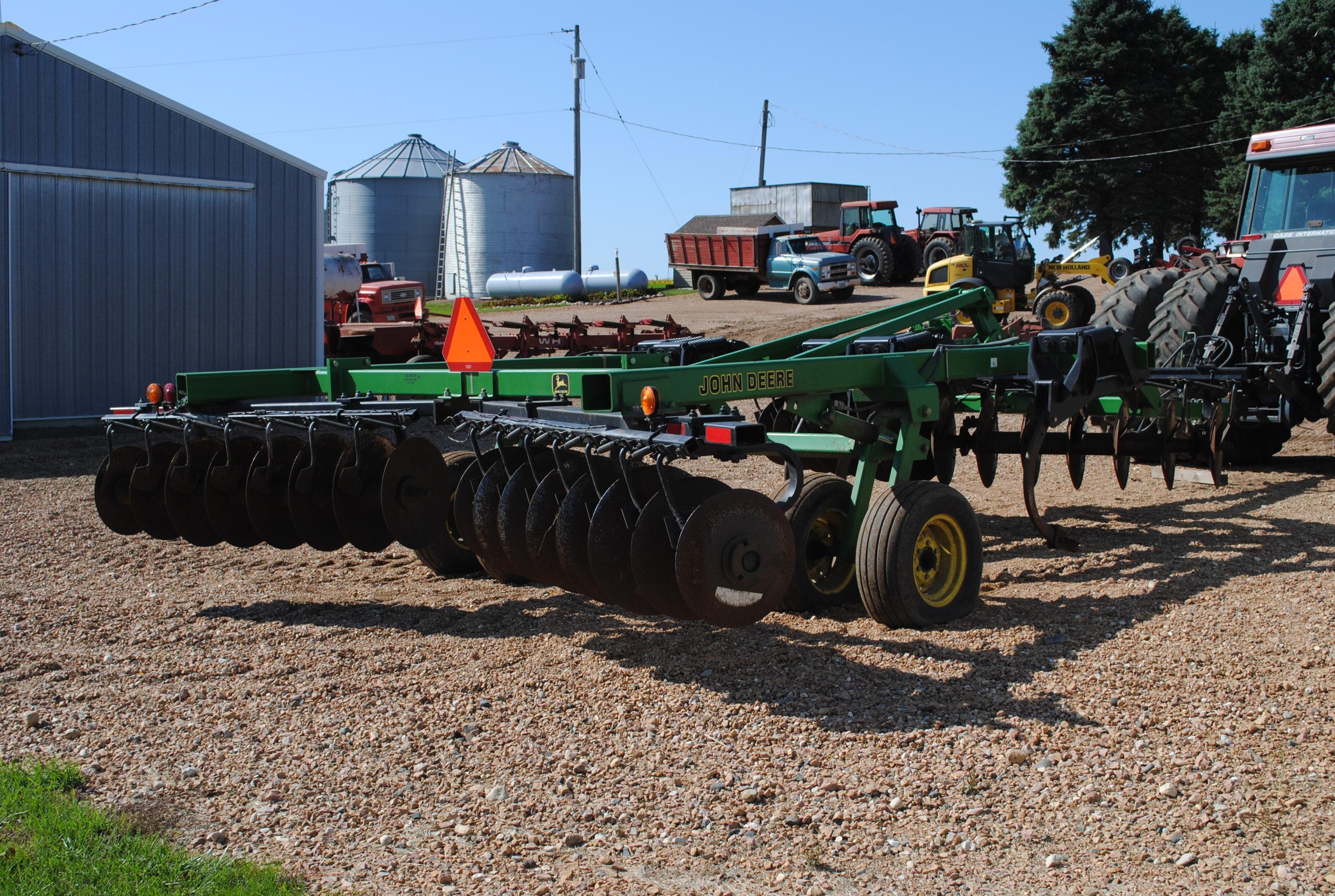 John Deere Model 510 5-shank ripper with front and rear discs, with disc cleaners, very nice conditi