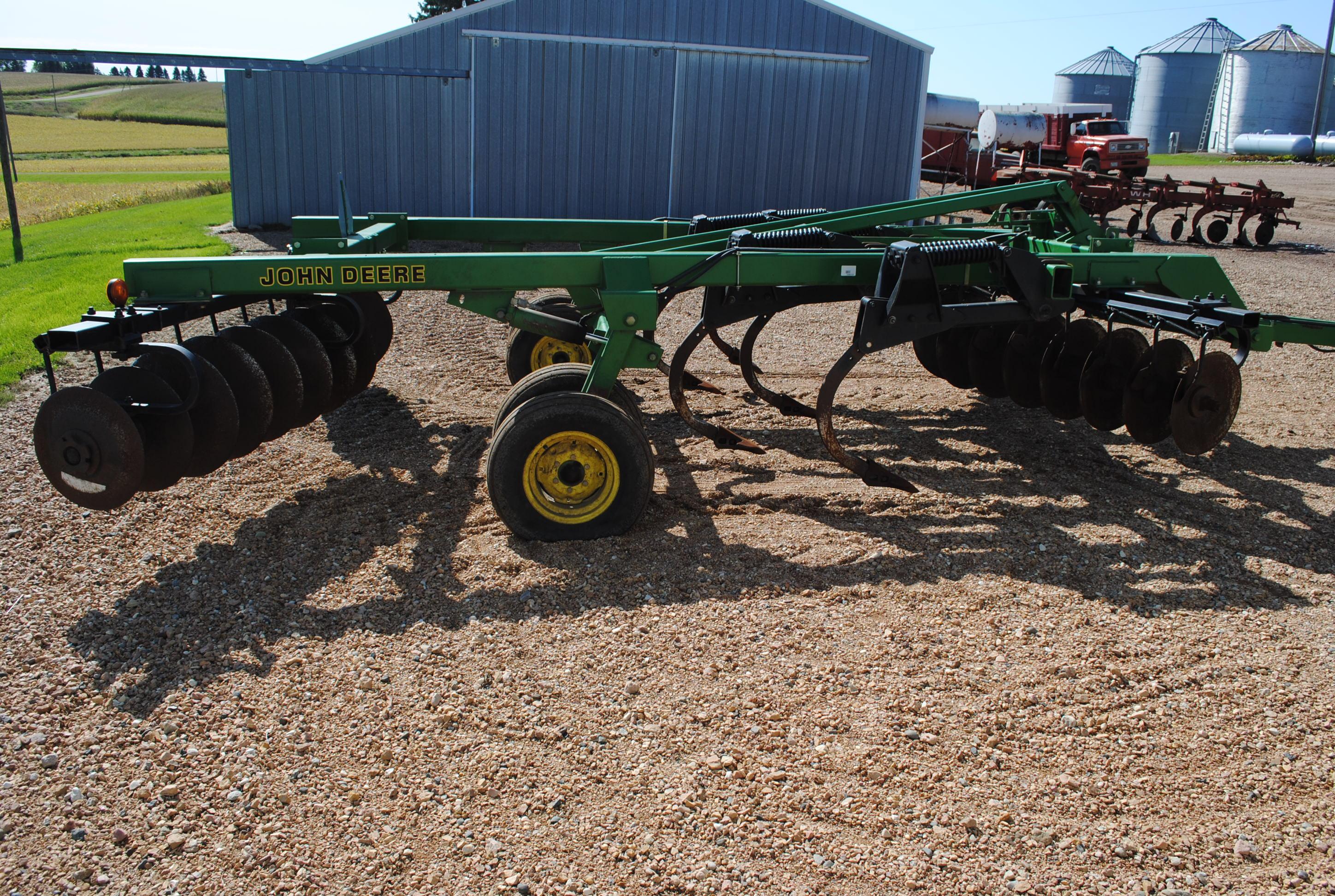 John Deere Model 510 5-shank ripper with front and rear discs, with disc cleaners, very nice conditi