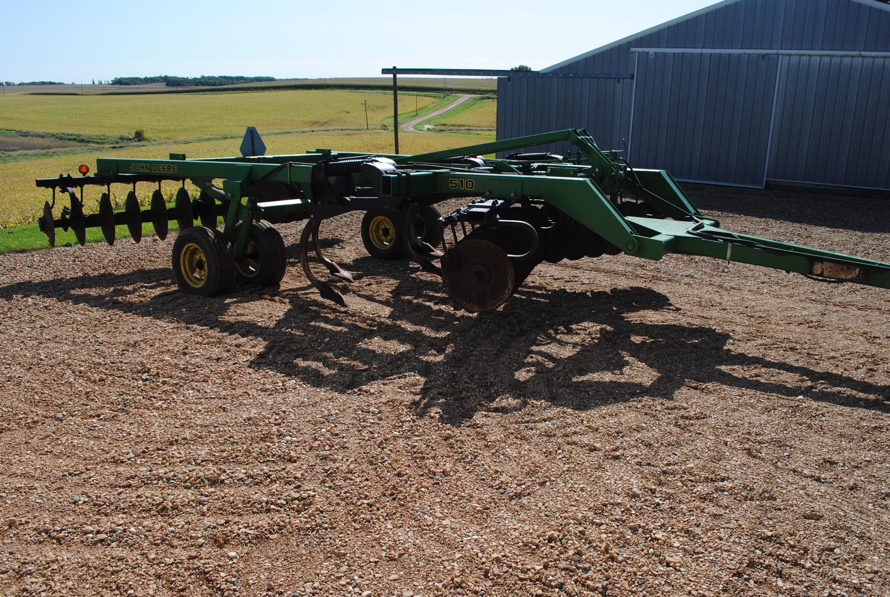 John Deere Model 510 5-shank ripper with front and rear discs, with disc cleaners, very nice conditi