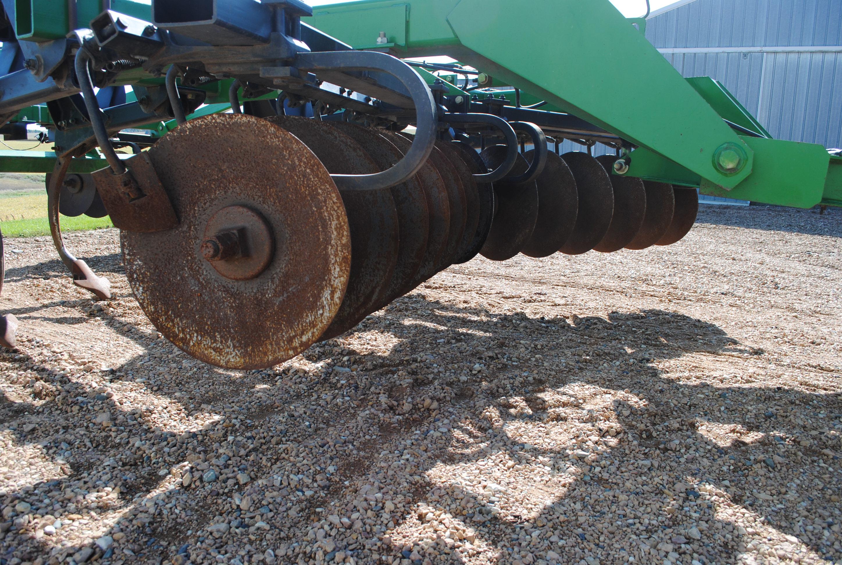 John Deere Model 510 5-shank ripper with front and rear discs, with disc cleaners, very nice conditi