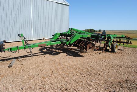 John Deere Model 510 5-shank ripper with front and rear discs, with disc cleaners, very nice conditi