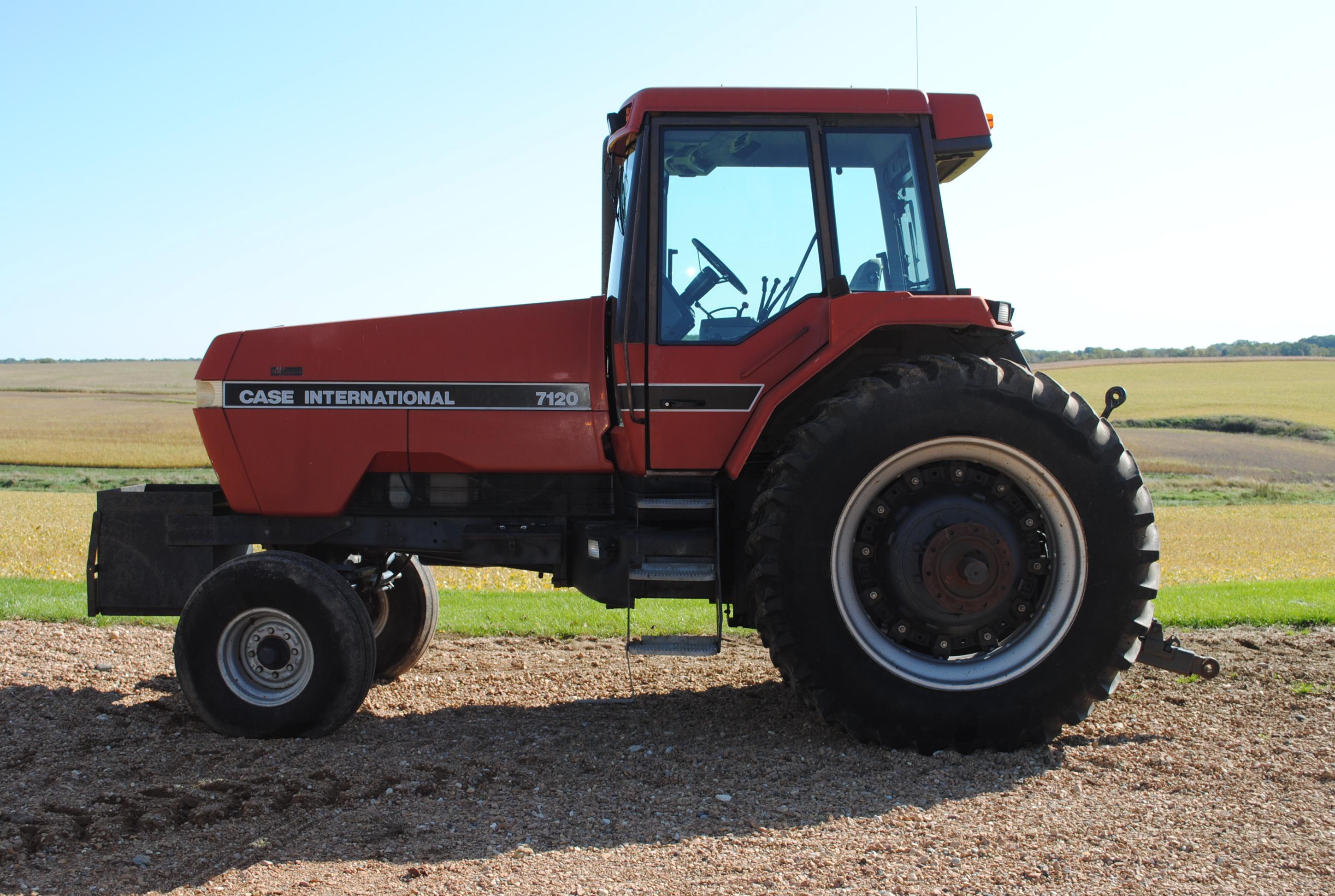 Case IH 7120 Tractor, Cab with heat and air conditioning, 3 hydraulics, dual pto, 3-point, 18.4R-42