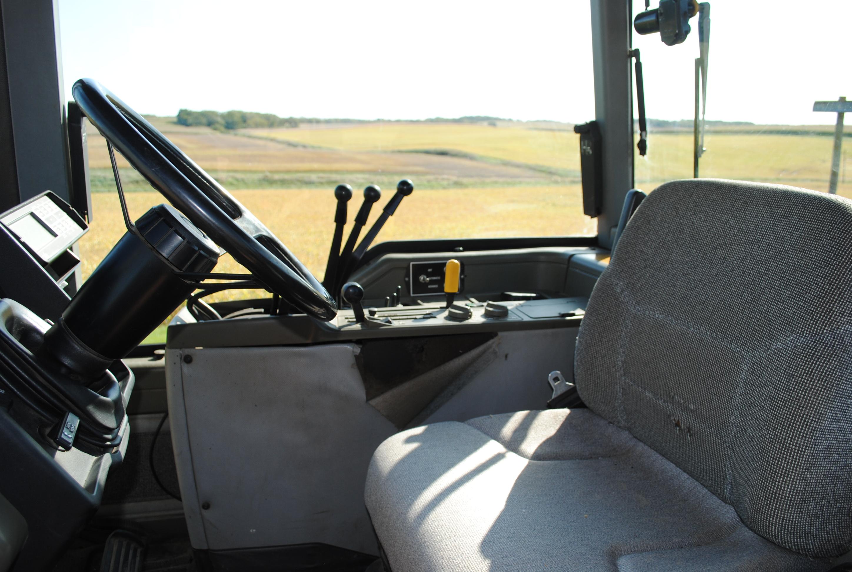 Case IH 7120 Tractor, Cab with heat and air conditioning, 3 hydraulics, dual pto, 3-point, 18.4R-42