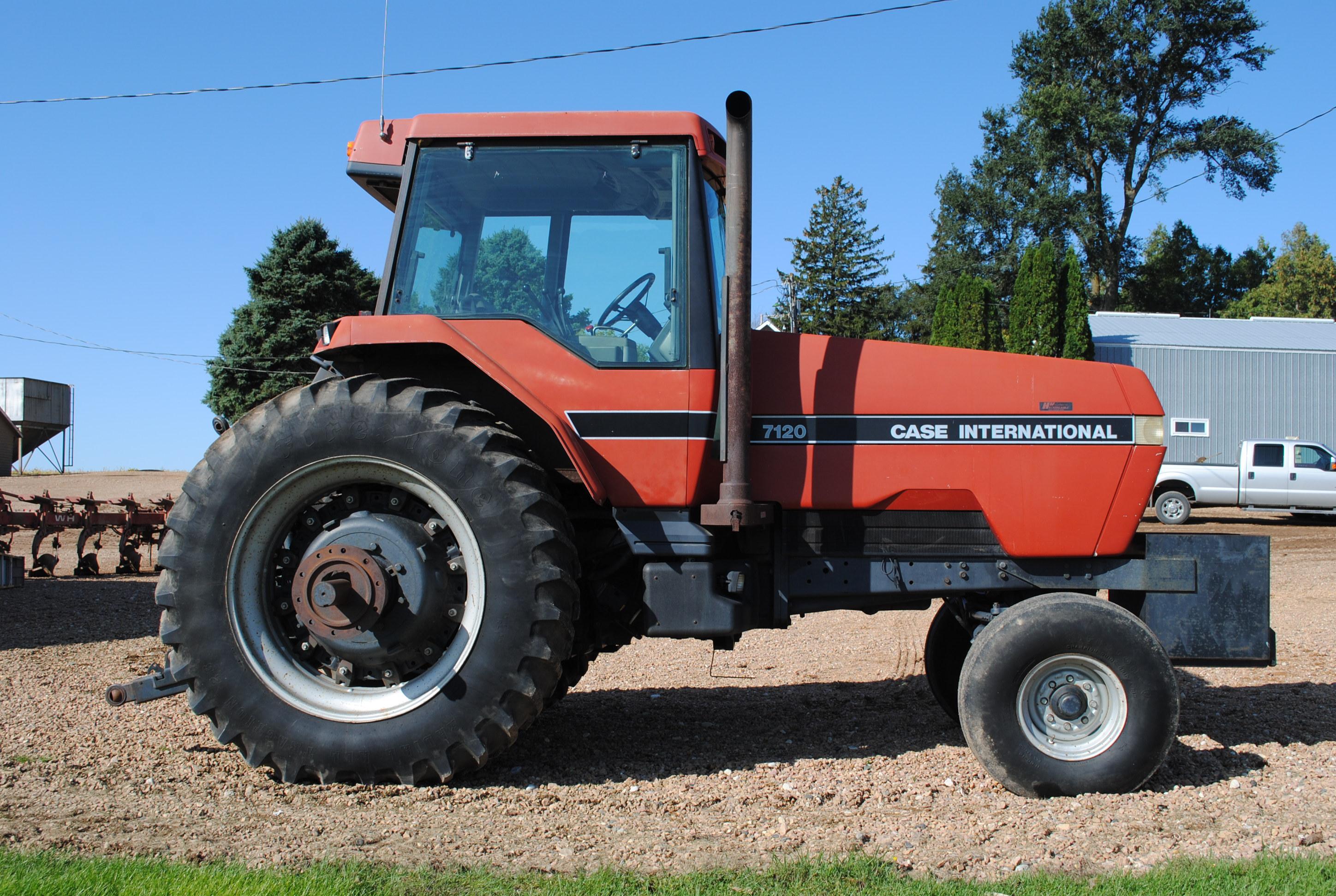 Case IH 7120 Tractor, Cab with heat and air conditioning, 3 hydraulics, dual pto, 3-point, 18.4R-42