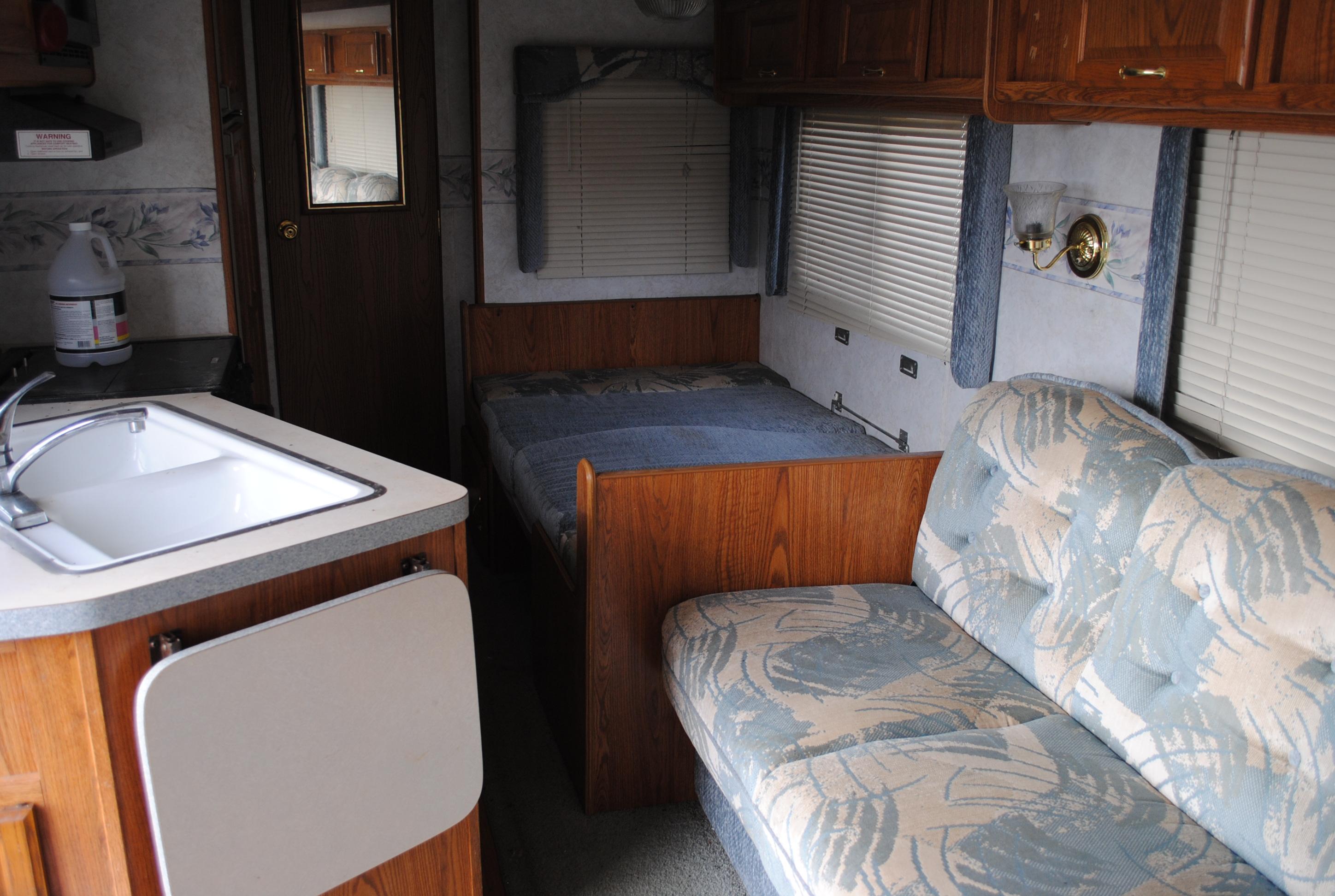 2000 Prowler LS 26H bumper pull camper (by Fleetwood RV), sleeps 6, has shower/tub combo, awning, sl