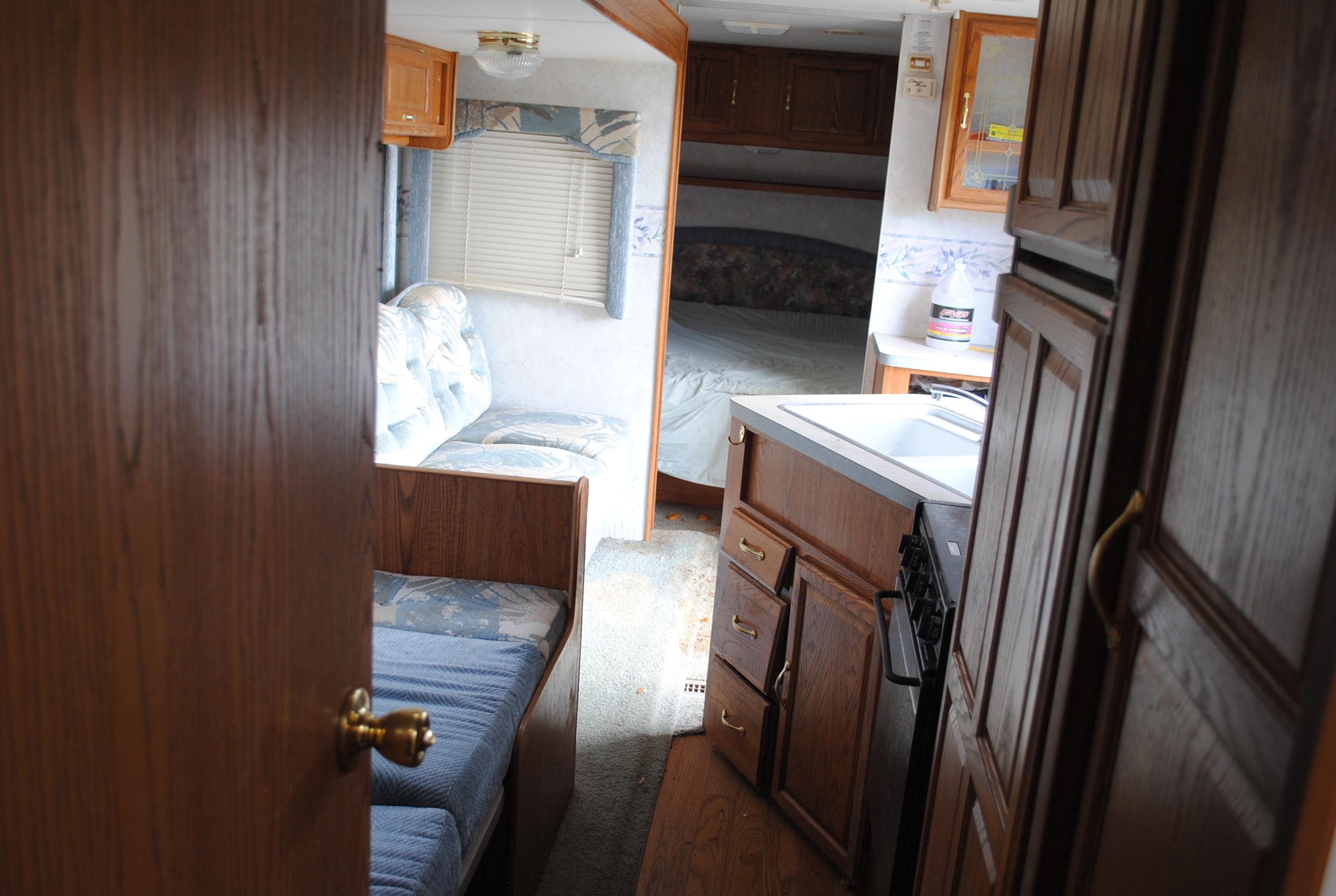 2000 Prowler LS 26H bumper pull camper (by Fleetwood RV), sleeps 6, has shower/tub combo, awning, sl