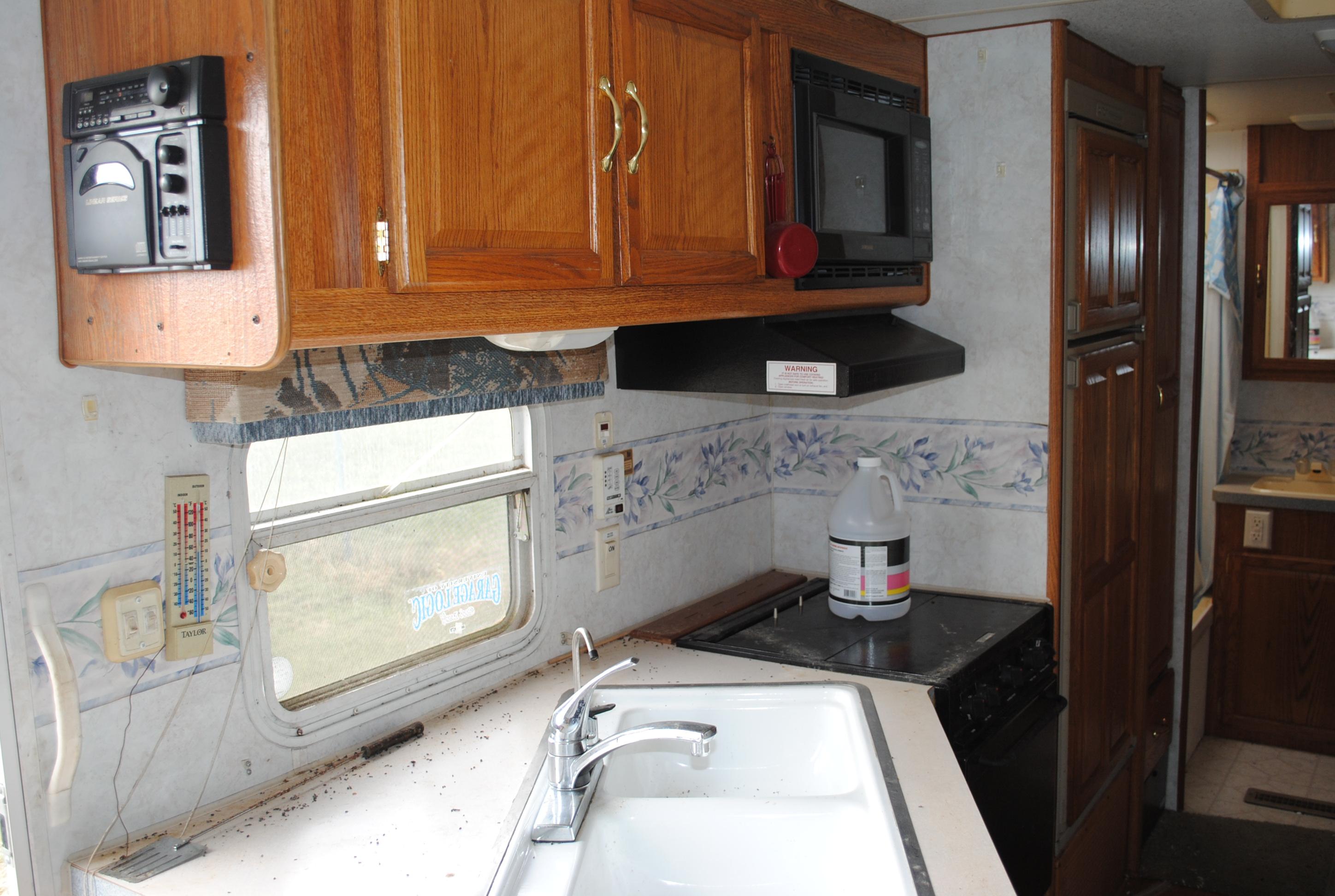 2000 Prowler LS 26H bumper pull camper (by Fleetwood RV), sleeps 6, has shower/tub combo, awning, sl